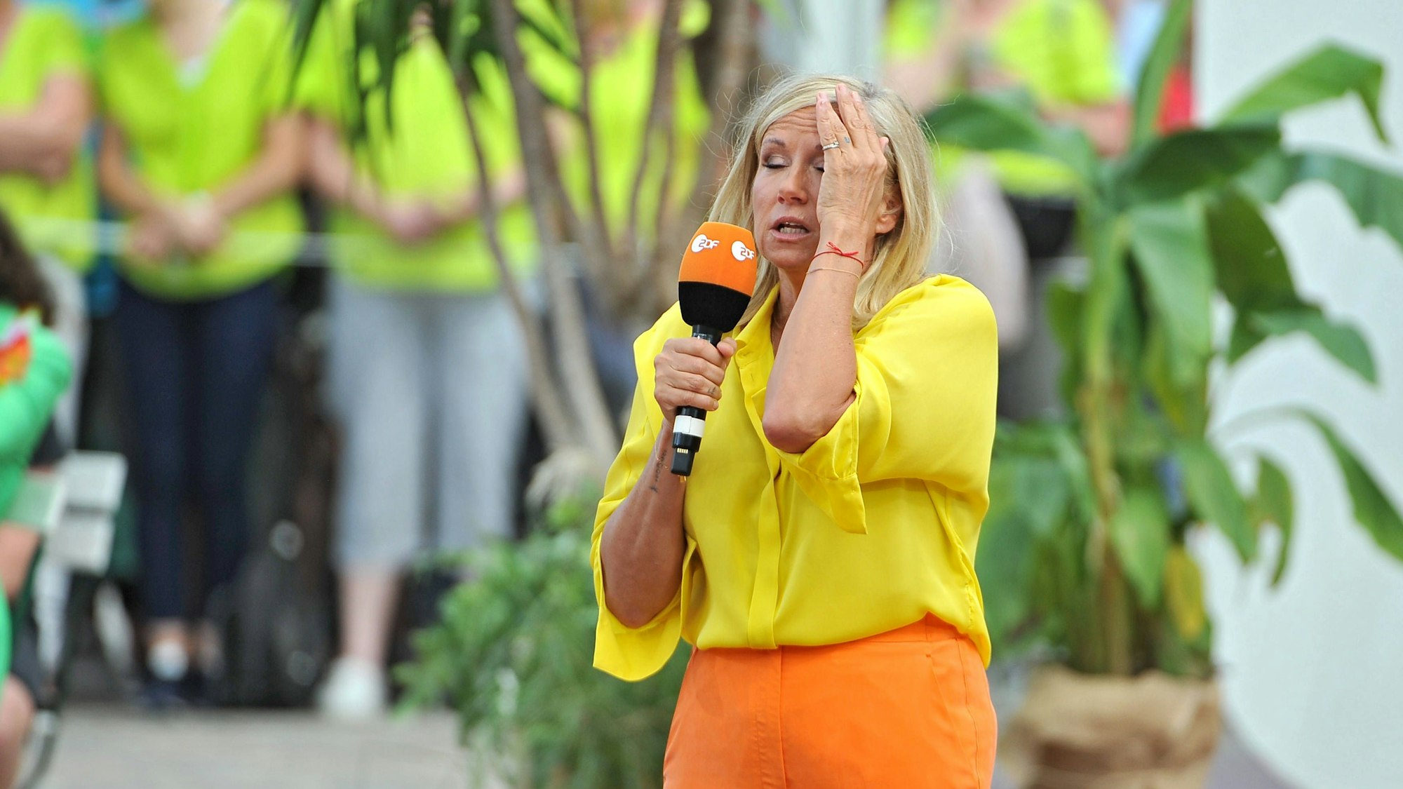 Andrea Kiewel hält sich vor Schreck die Hand an den Kopf.