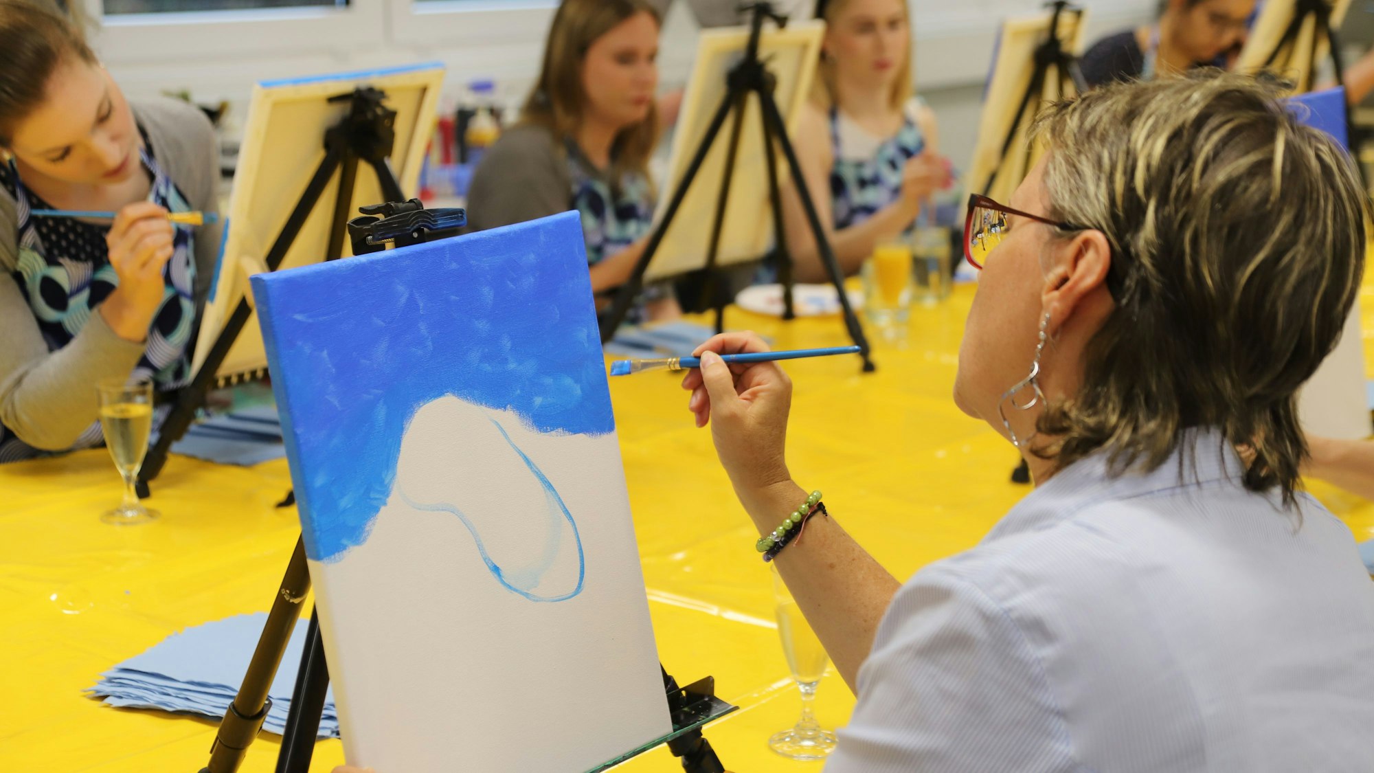 Heike Krause beginnt mit der Niere und dem Blau des Himmels für den Hintergrund.