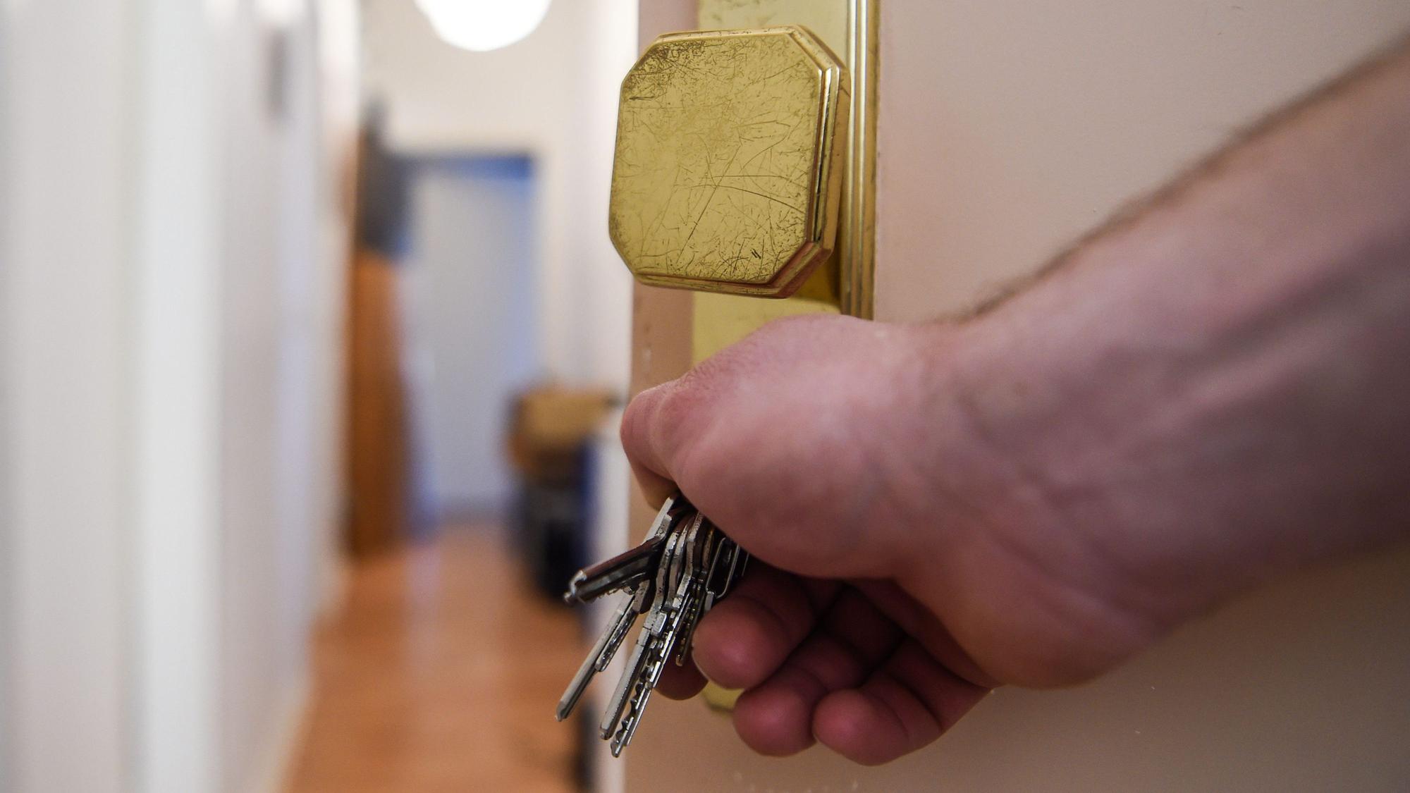 ARCHIV - 02.11.2020, Berlin: Ein Mann schließt eine Wohnungstür auf und öffnet sie. Unterkunftsvermittler wie Airbnb sollen nach dem Willen der EU-Länder künftig Daten mit Städten und Gemeinden teilen, unter anderem um besser auf großen Touristenandrang vorbereitet zu sein. (zu dpa «EU-Länder: Airbnb und Co sollen mehr Daten mit Behörden teilen») Foto: Kira Hofmann/dpa-Zentralbild/dpa +++ dpa-Bildfunk +++
