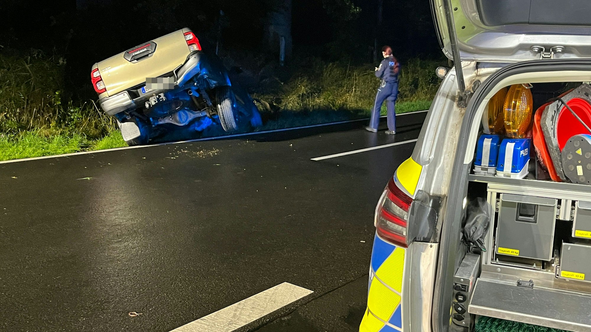 Ein 44 Jahre alter Pickupfahrer aus Wiehl ist im Straßengraben gelandet und verletzt worden.