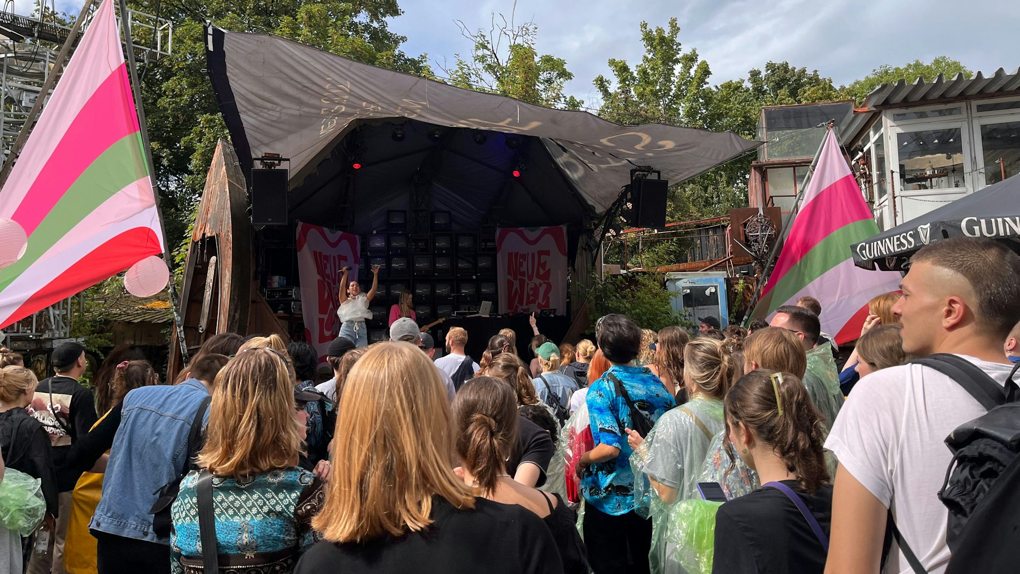 Vor der Bühne stehen Dutzende Besucher.