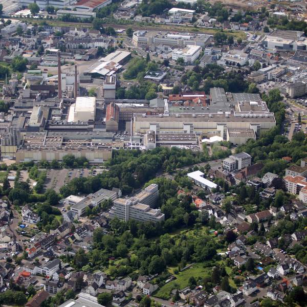 Das Foto zeigt das Industriegelände in Bergisch Gladbach aus der Luft aufgenommen.