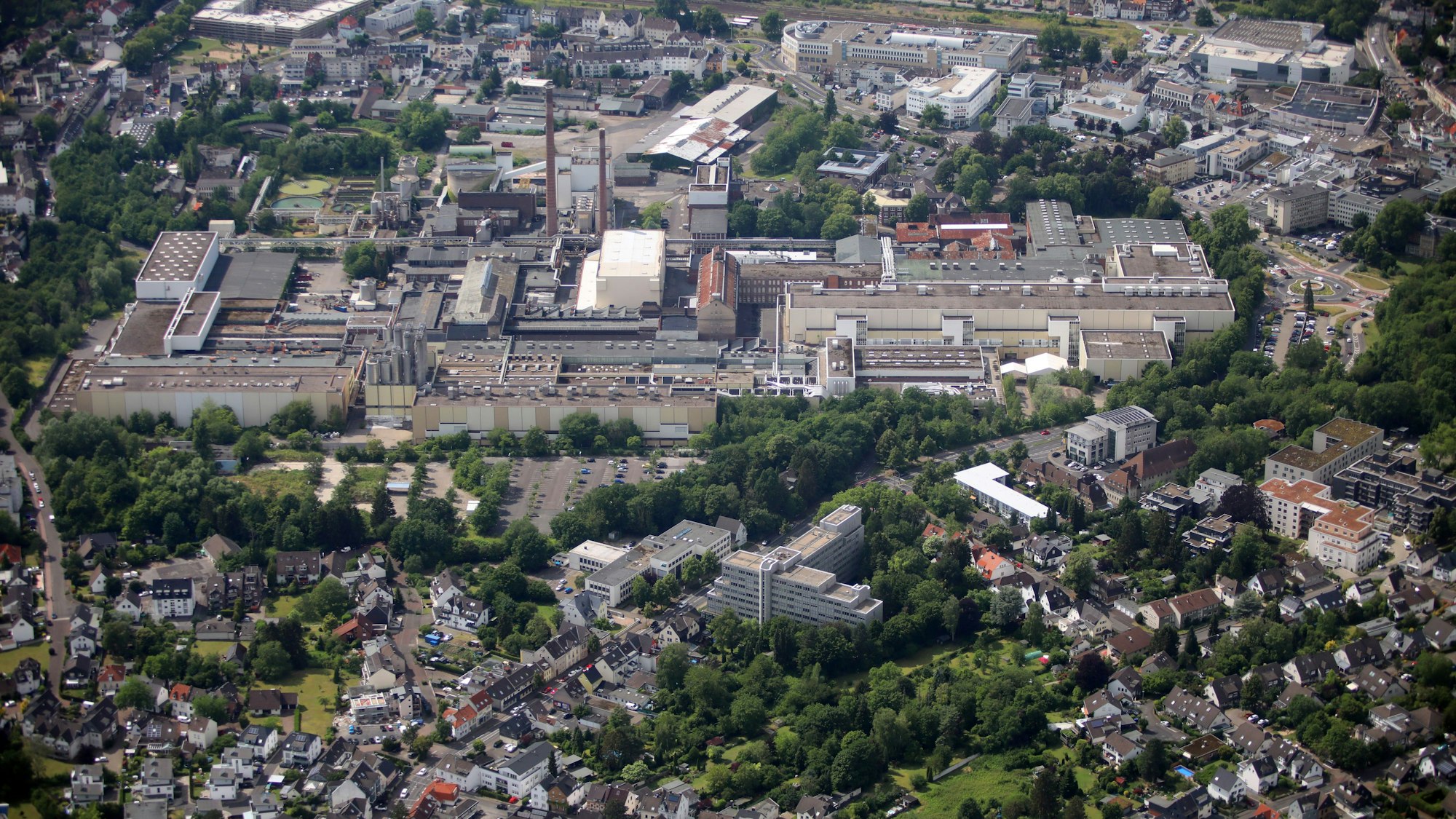 Das Foto zeigt das Industriegelände in Bergisch Gladbach aus der Luft aufgenommen.