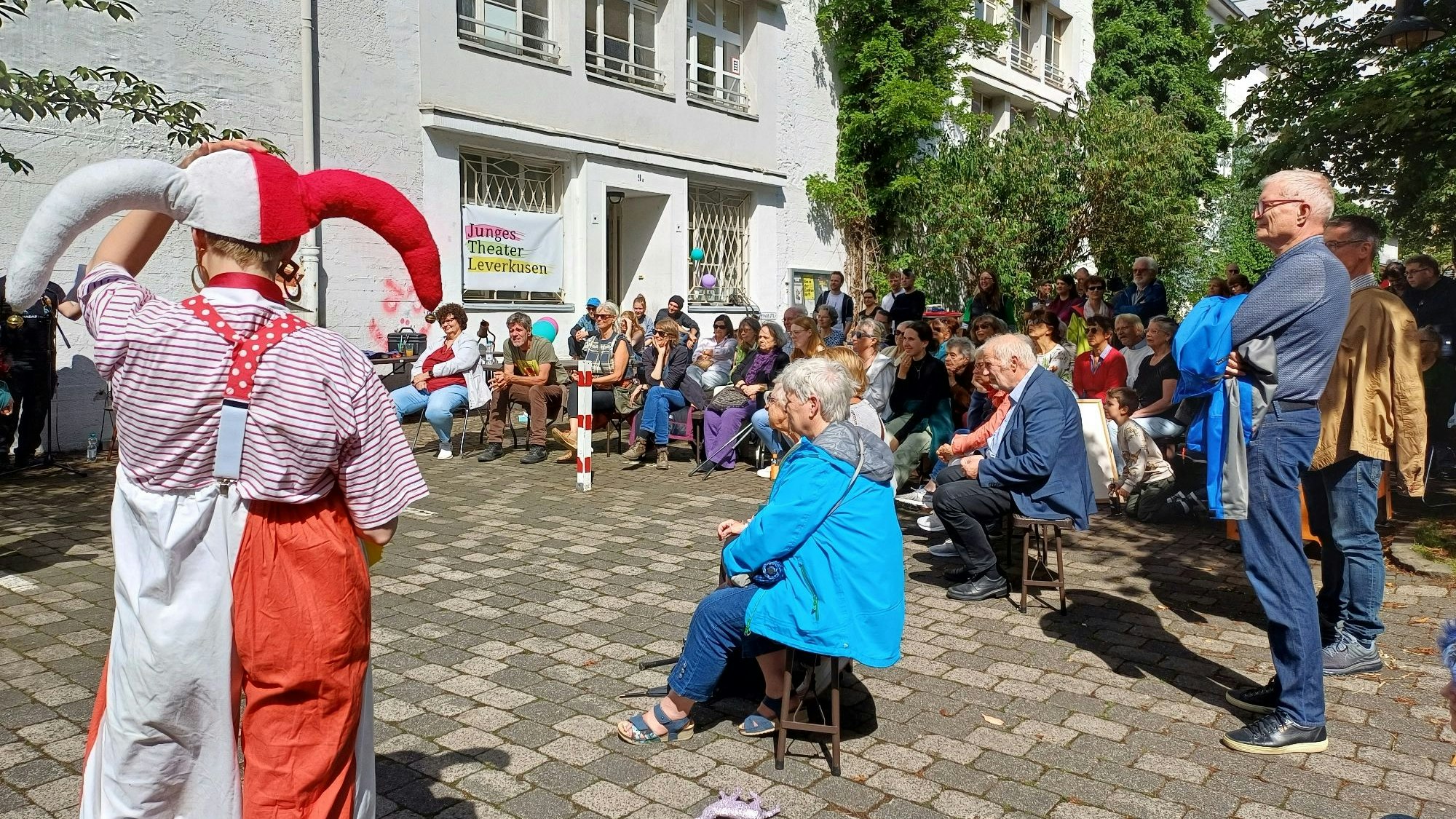 Publikum bei der Aufführung der Dreigroschenoper draußen