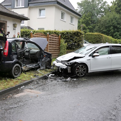Pkw-Unfall auf regennasser Fahrbahn in Niederseßmar.