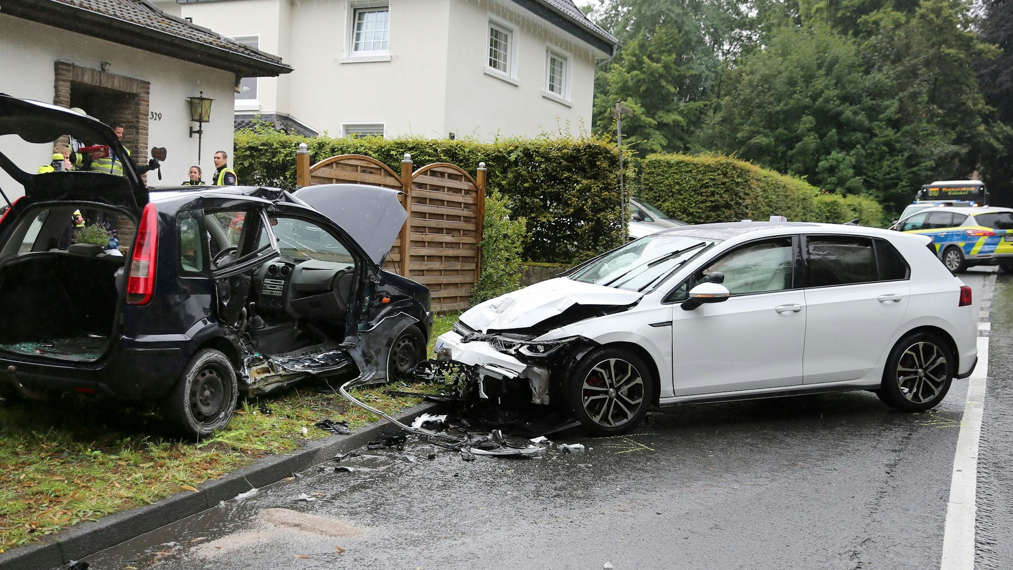 Pkw-Unfall auf regennasser Fahrbahn in Niederseßmar.