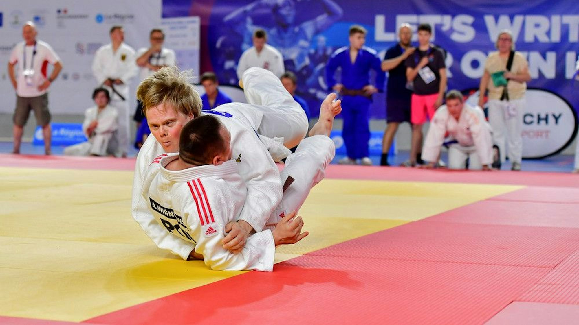 Zweri Judosportler kämpfen auf der Matte.
