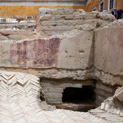 in Fresko ist an einer Ausgrabungsstätte in Rom zu sehen, bei der es sich um das lange verschollene Theater Neros handeln soll.