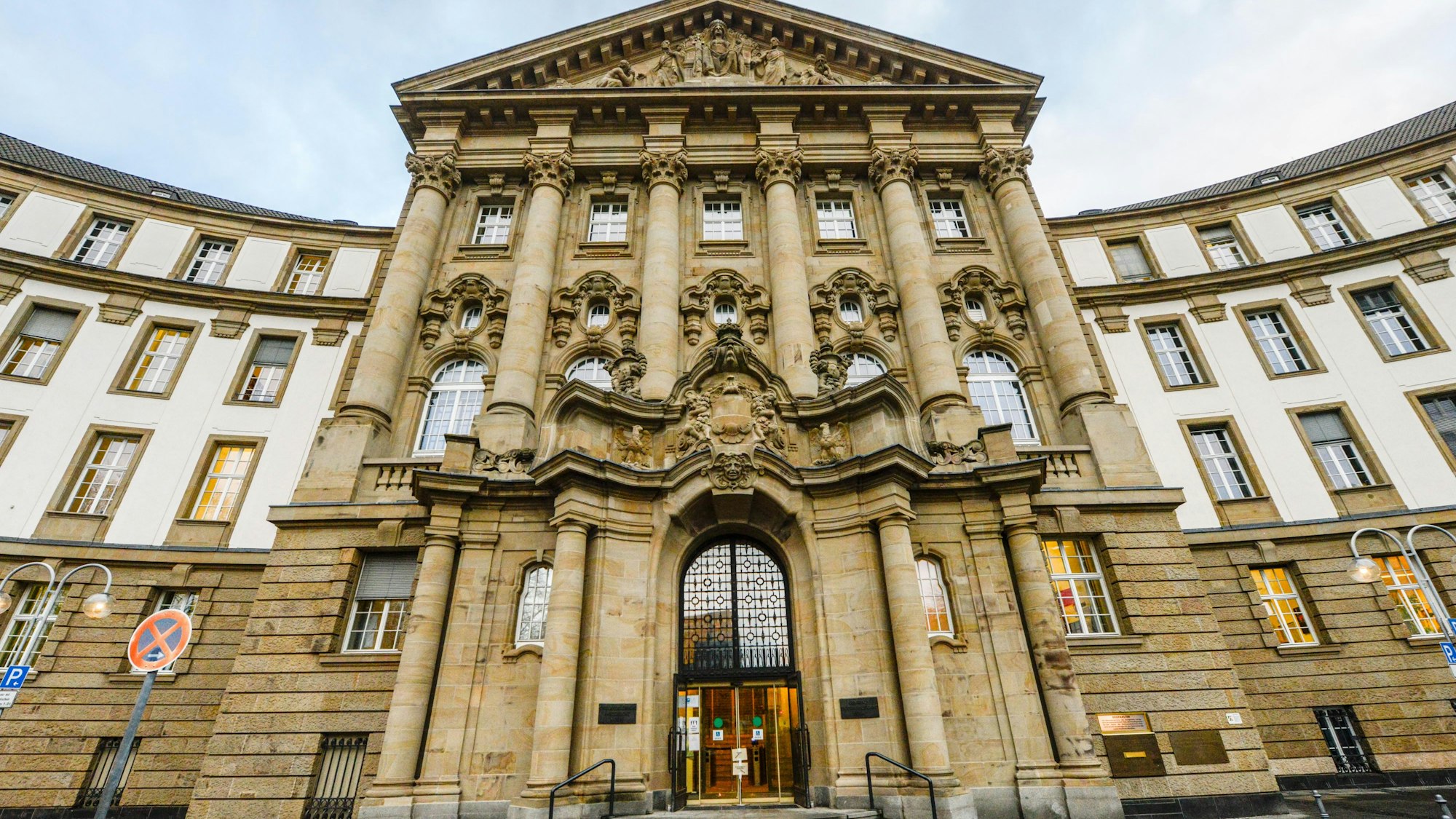 Das Gebäude des Kölner Oberlandesgerichts am Reichenspergerplatz.