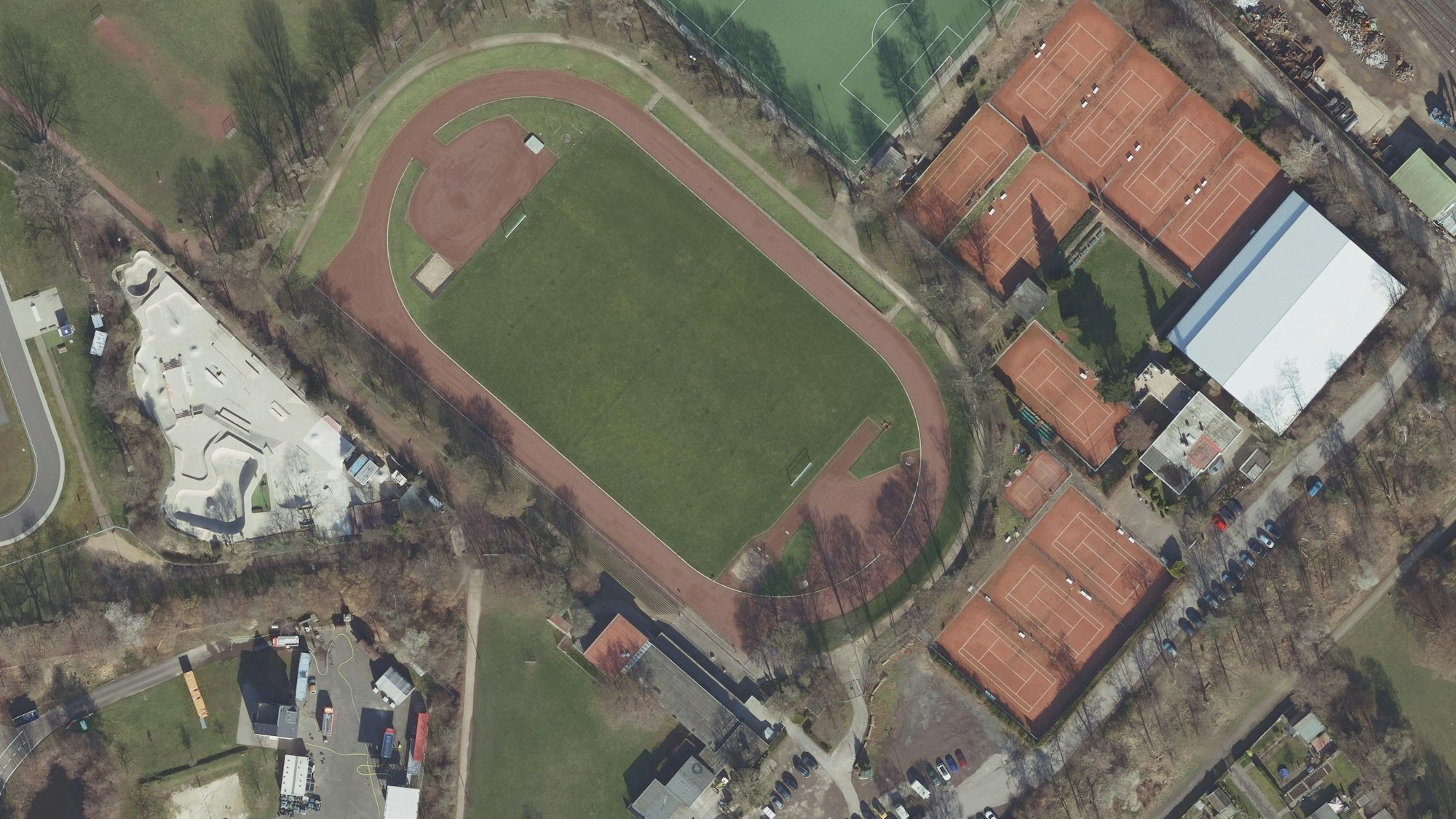 Luftaufnahme der Bezirkssportanlage Weidenpesch in Köln