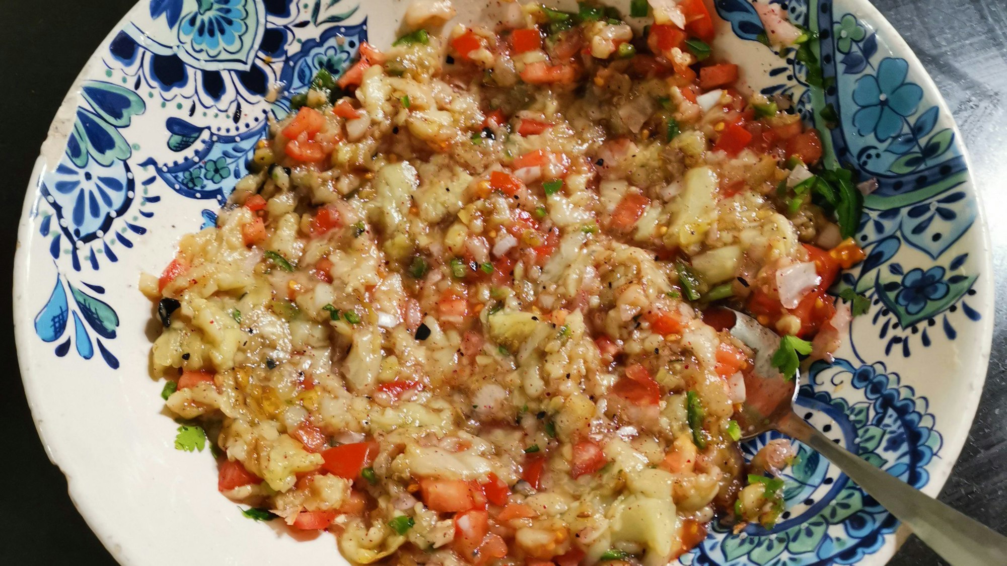 Baba Ganoush auf einem Teller angerichtet