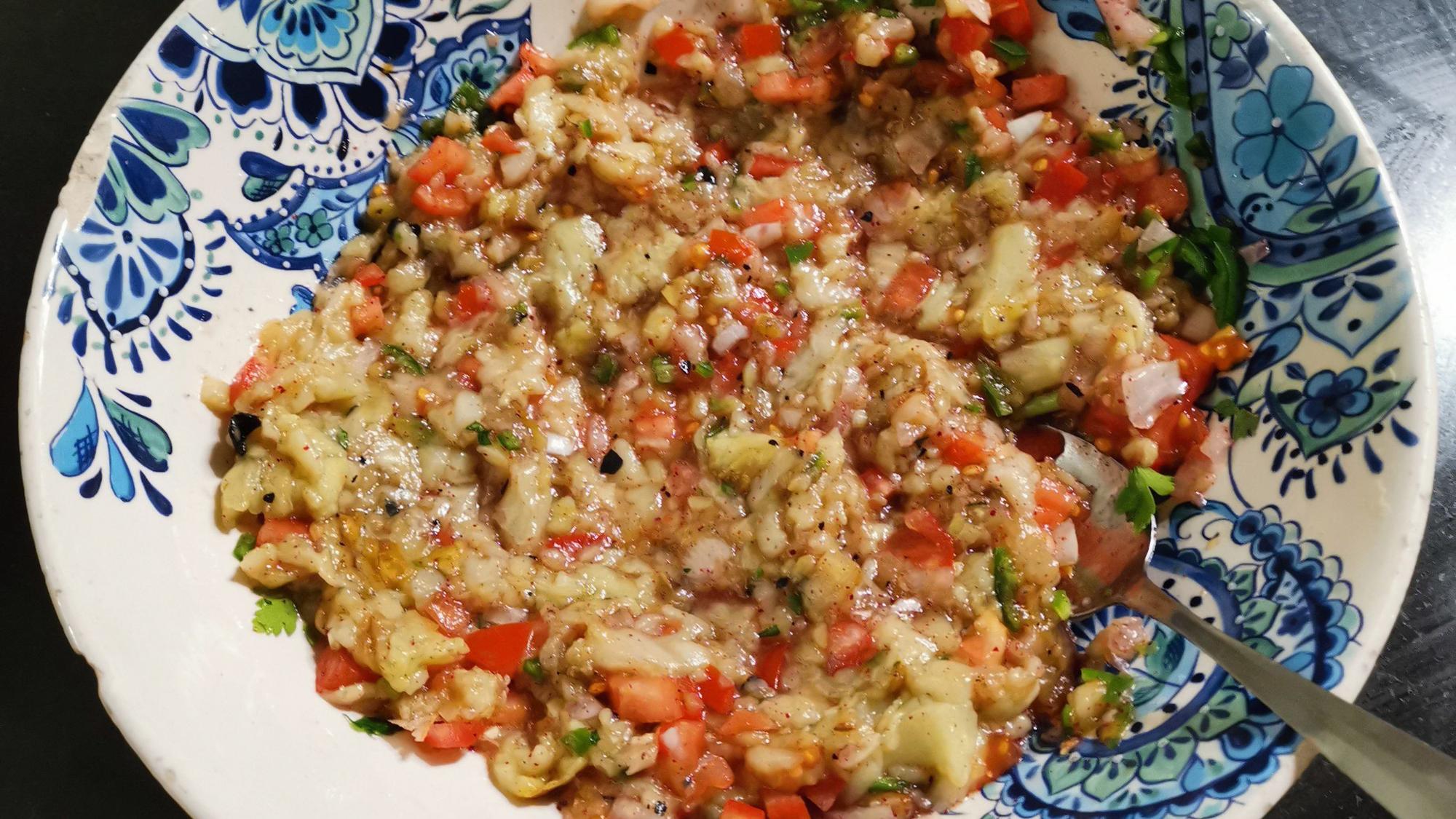 Baba Ganoush angerichtet in einer Schale