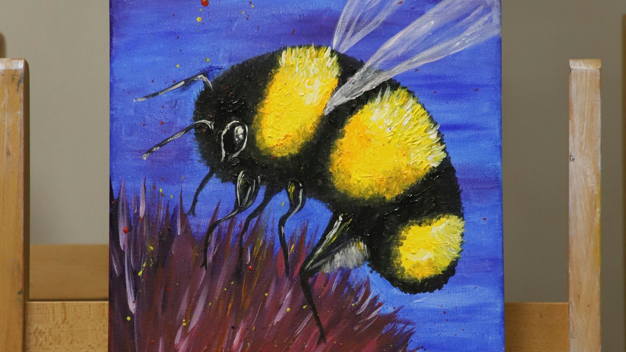 Sabine Pauls hat eine nahezu realistisch anmutende Hummel gemalt.