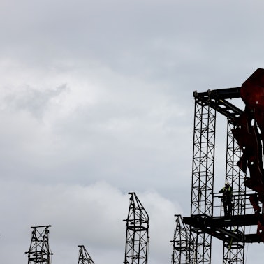 Wacken Open Air 2023: Ein Teil des Bullenschädels als Wahrzeichen des Wacken Open Air (W:O:A) wird in Position gebracht. Wegen des starken Regens haben die Veranstalter die Anreise für Besucherinnen und Besucher am Montag vorübergehend gestoppt. (Symbolbild)