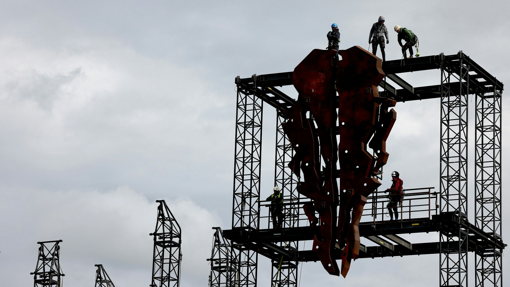 Wacken Open Air 2023: Ein Teil des Bullenschädels als Wahrzeichen des Wacken Open Air (W:O:A) wird in Position gebracht. Wegen des starken Regens haben die Veranstalter die Anreise für Besucherinnen und Besucher am Montag vorübergehend gestoppt. (Symbolbild)
