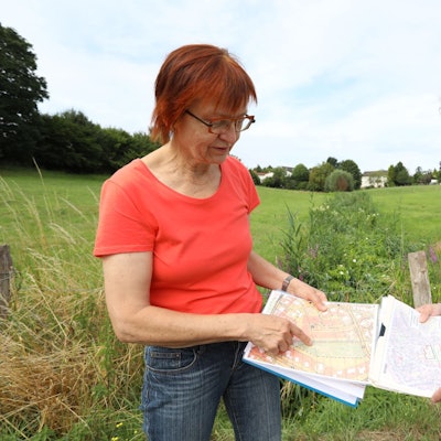 Zwei Frauen stehen auf einer Wiese.