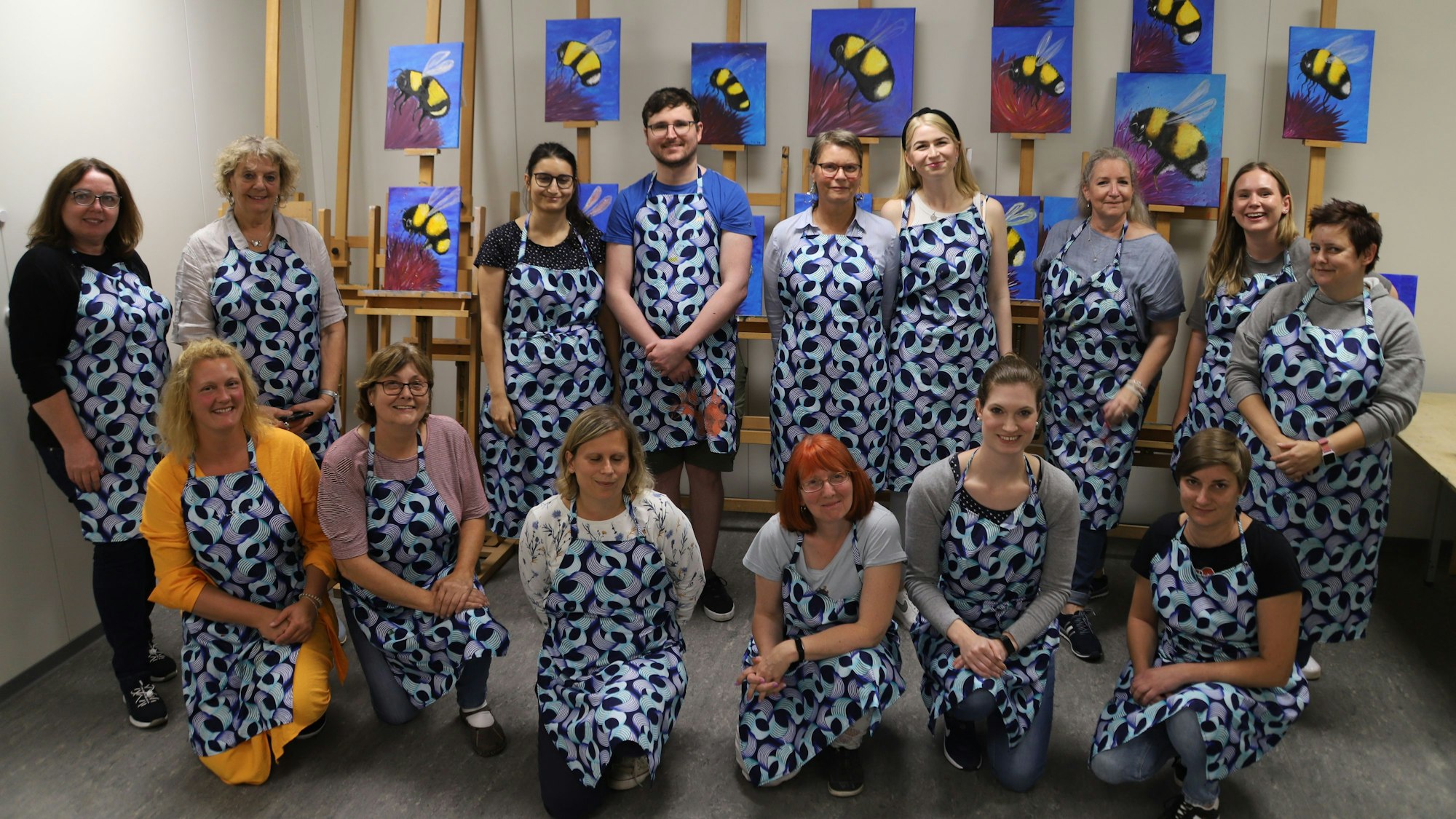 Bei einem VHS-Kurs haben die 13 Teilnehmerinnen und ein Teilnehmer unter Anleitung von Kathryn Reineke (4.v.r.) gelernt, eine Hummel zu malen. Zum Gruppenbild posierten sie vor ihren fertigen Werken.