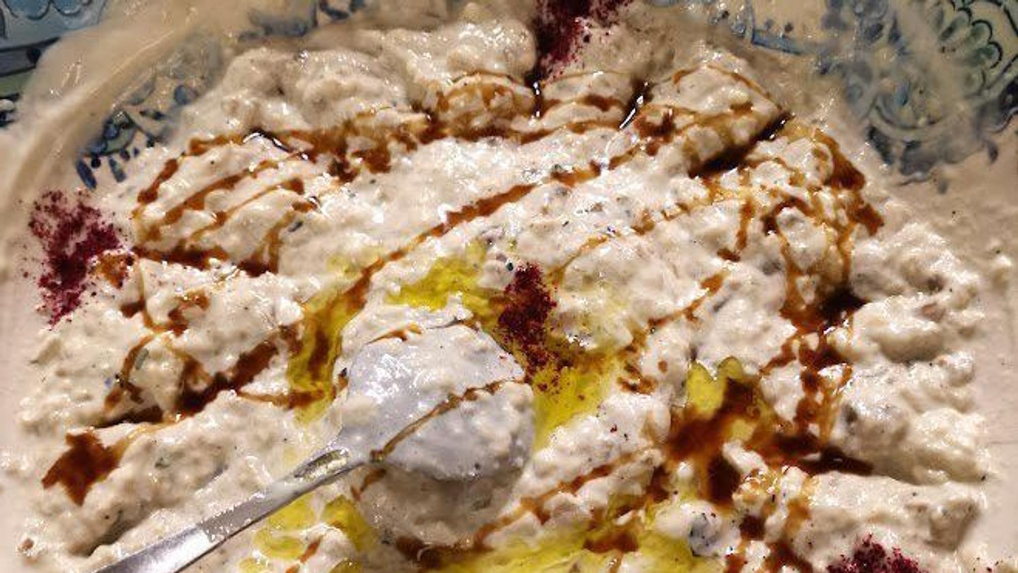 weiße Creme aus Auberginen in einer Schale