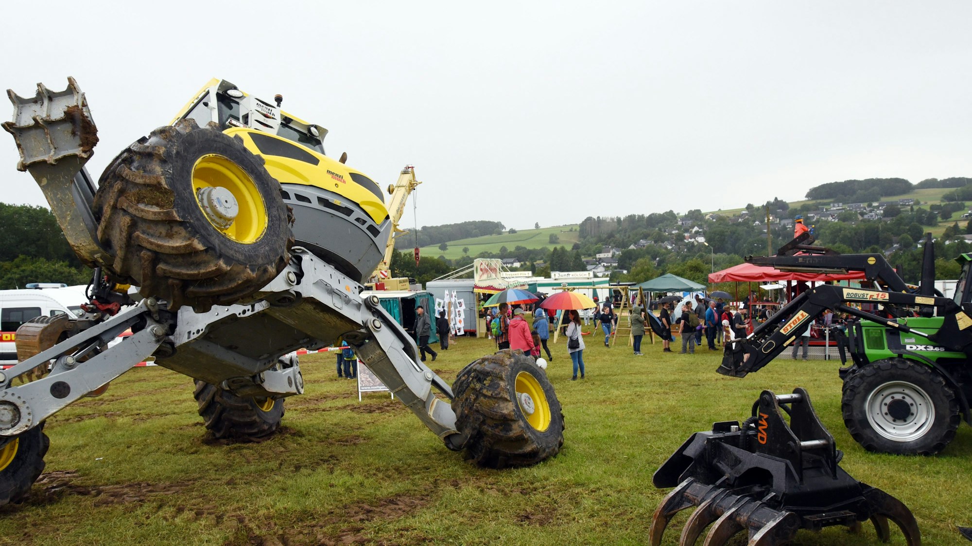 Ein modernes Landwirtschaftsfahrzeug steht auf einer Wiese.