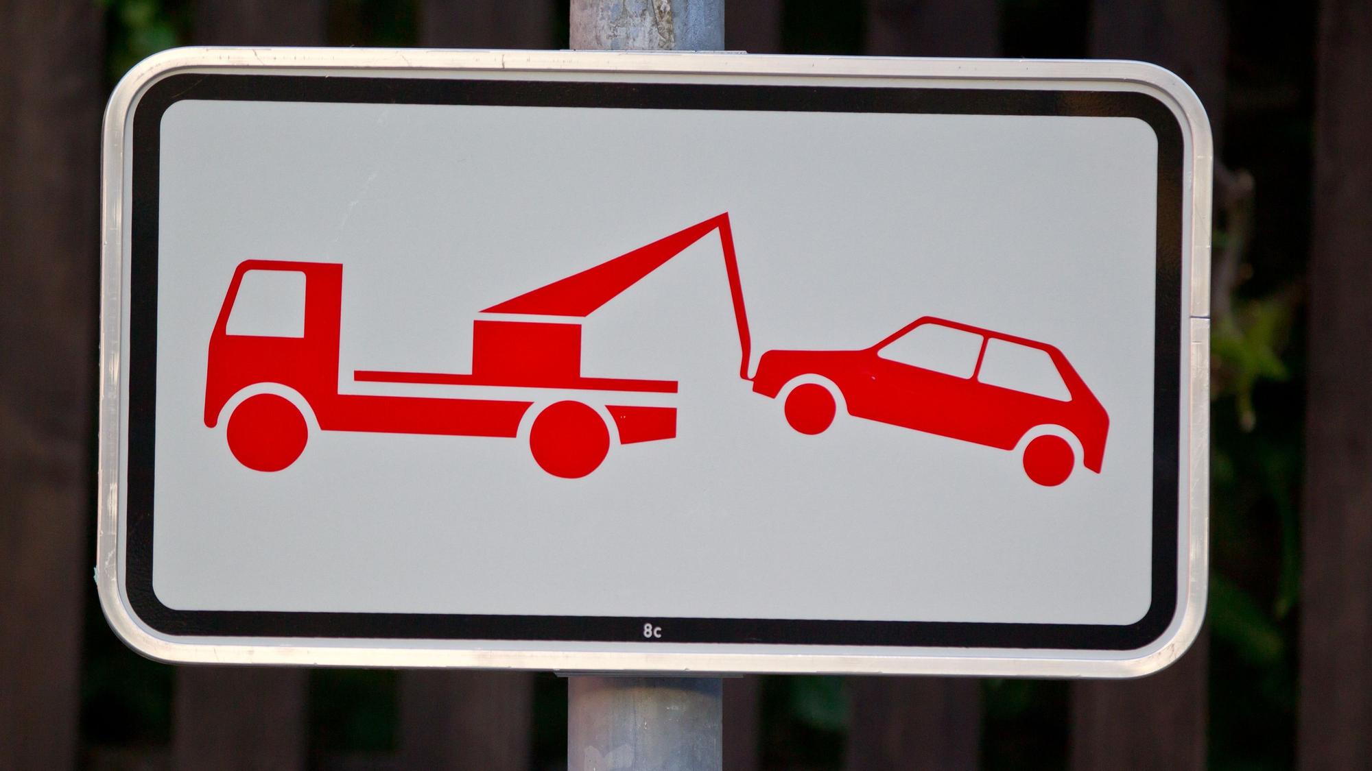 Ein Schild weist darauf hin, dass falsch geparkte Pkws abgeschleppt werden.
