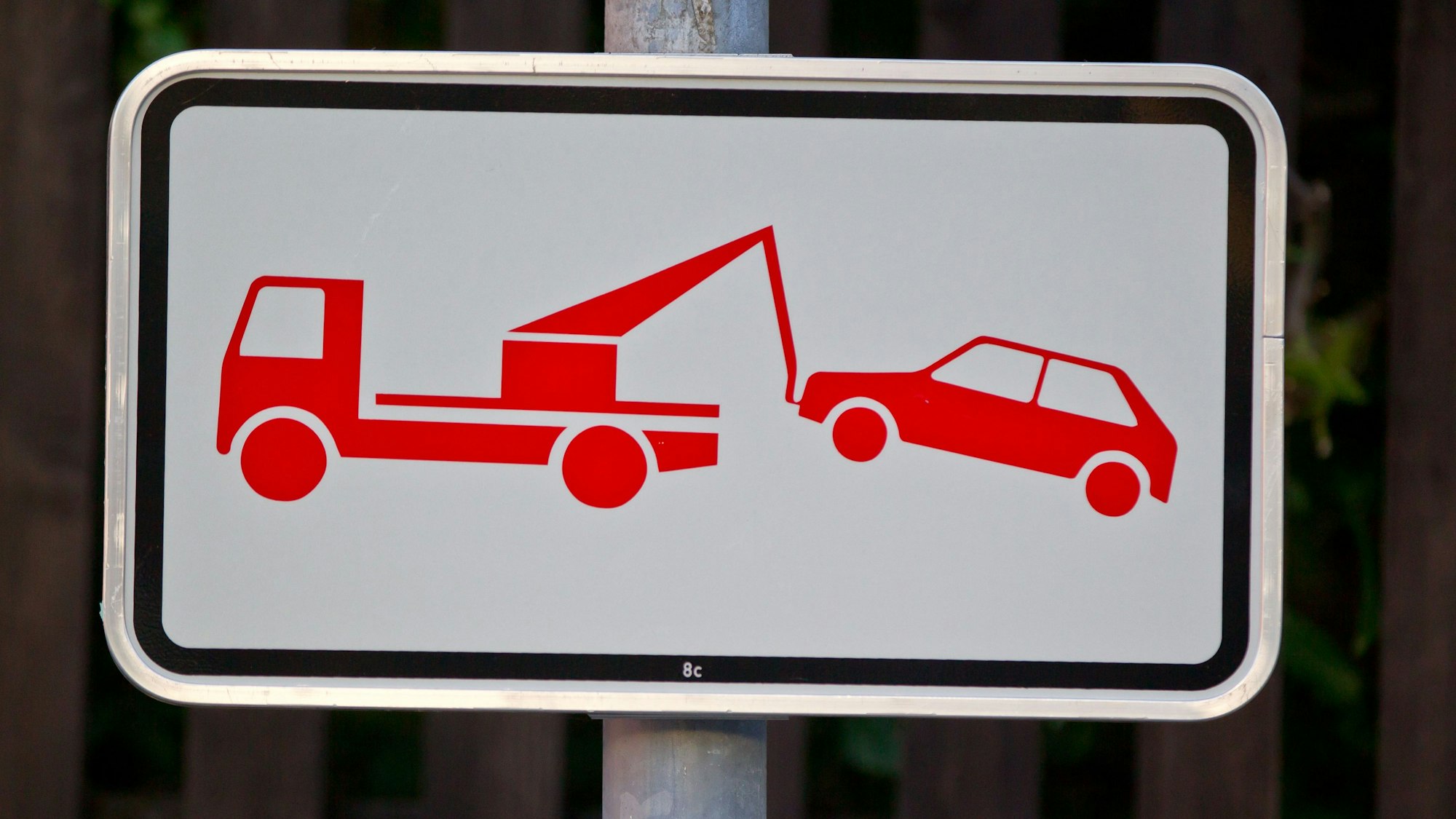 Ein Schild weist darauf hin, dass falsch geparkte Pkws abgeschleppt werden.