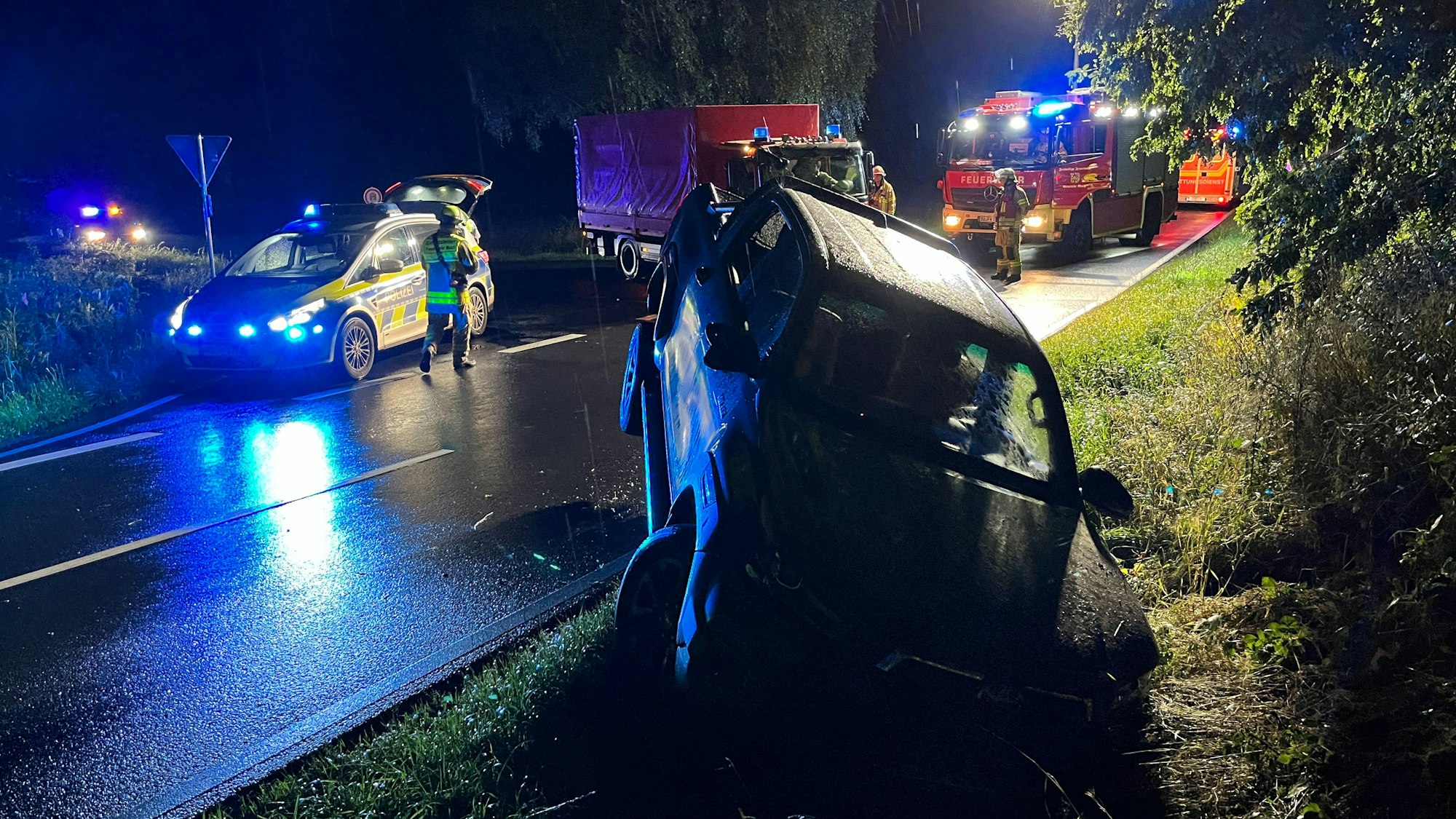 Ein 44 Jahre alter Pickupfahrer aus Wiehl ist über eine Kreuzung in den Straßengraben gerutscht und verletzt worden.