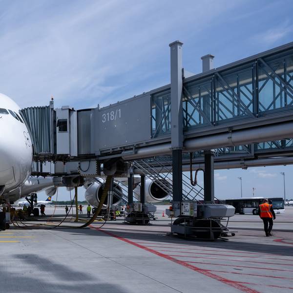 Eine Lufthansa-Maschine des Typs Airbus A380 steht auf dem Flughafen in München vor dem Abflug nach Boston am Gate.