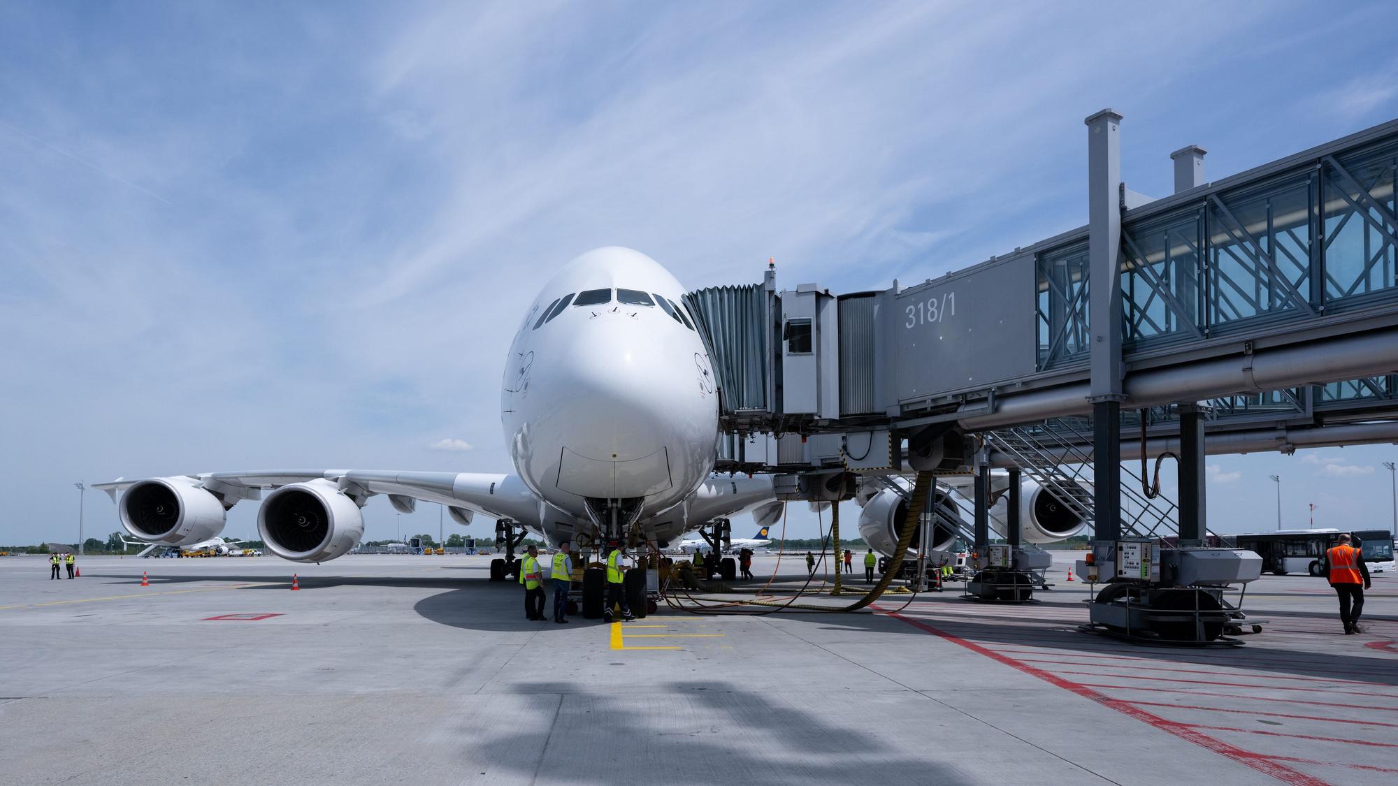 Eine Lufthansa-Maschine des Typs Airbus A380 steht auf dem Flughafen in München vor dem Abflug nach Boston am Gate.