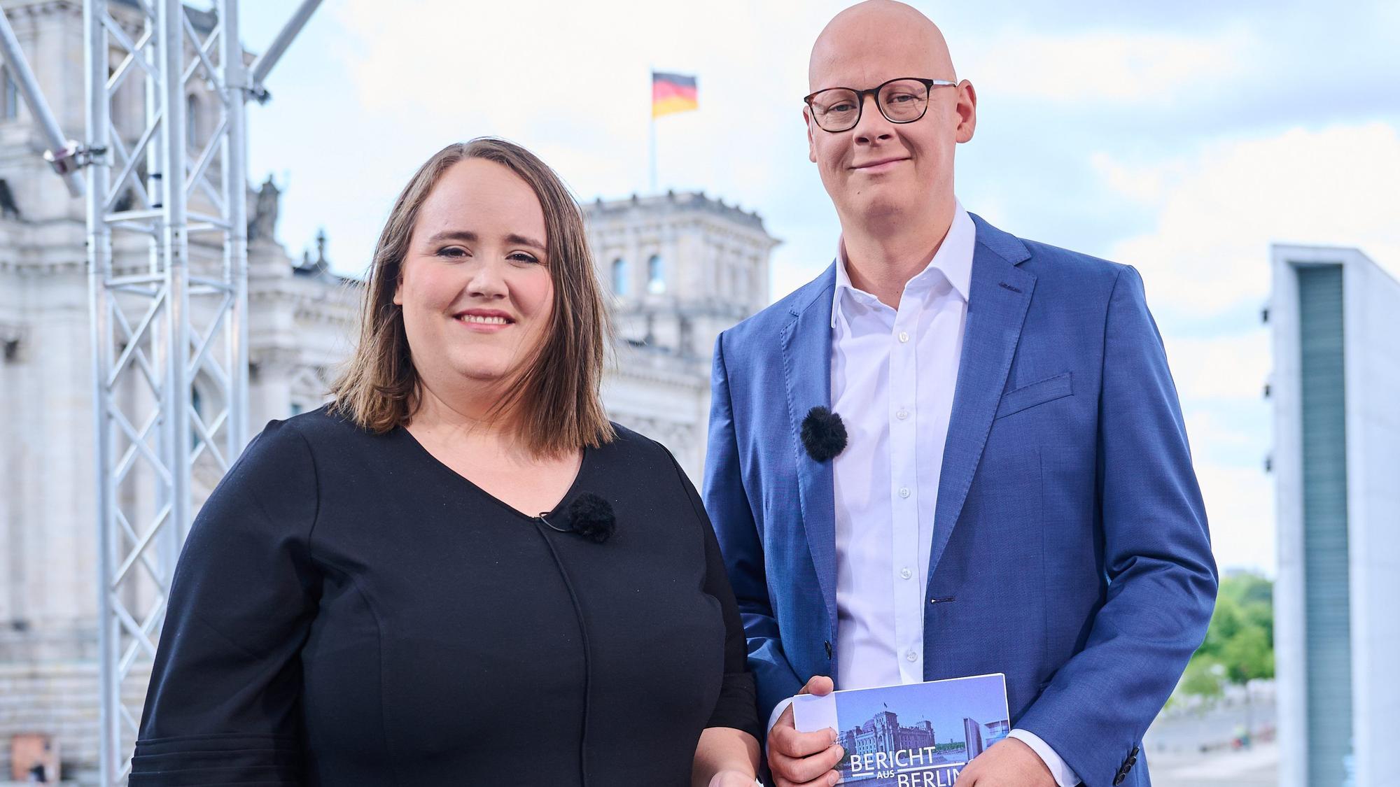 Ricarda Lang, Bundesvorsitzende der Grünen, mit ARD-Journalist Matthias Deiß stehen kurz vor Aufzeichnung für das ARD-Sommerinterview zusammen.