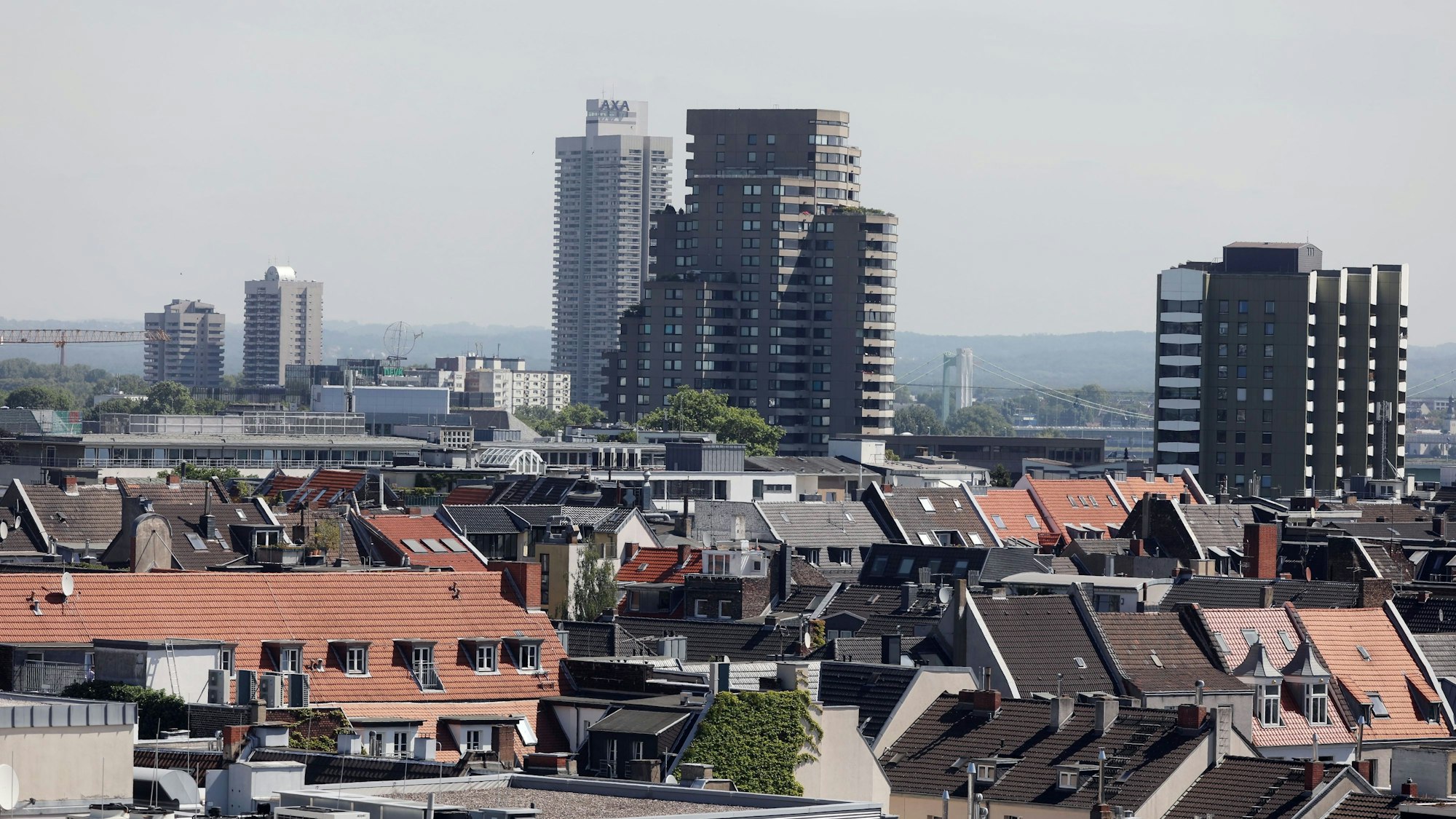 14.06.2022, Köln: Kölner Masterplan zur nachhaltigen Bekämpfung von Wohnungslosigkeit. Blick von oben auf das Kunibertsviertel. Foto: Arton Krasniqi
