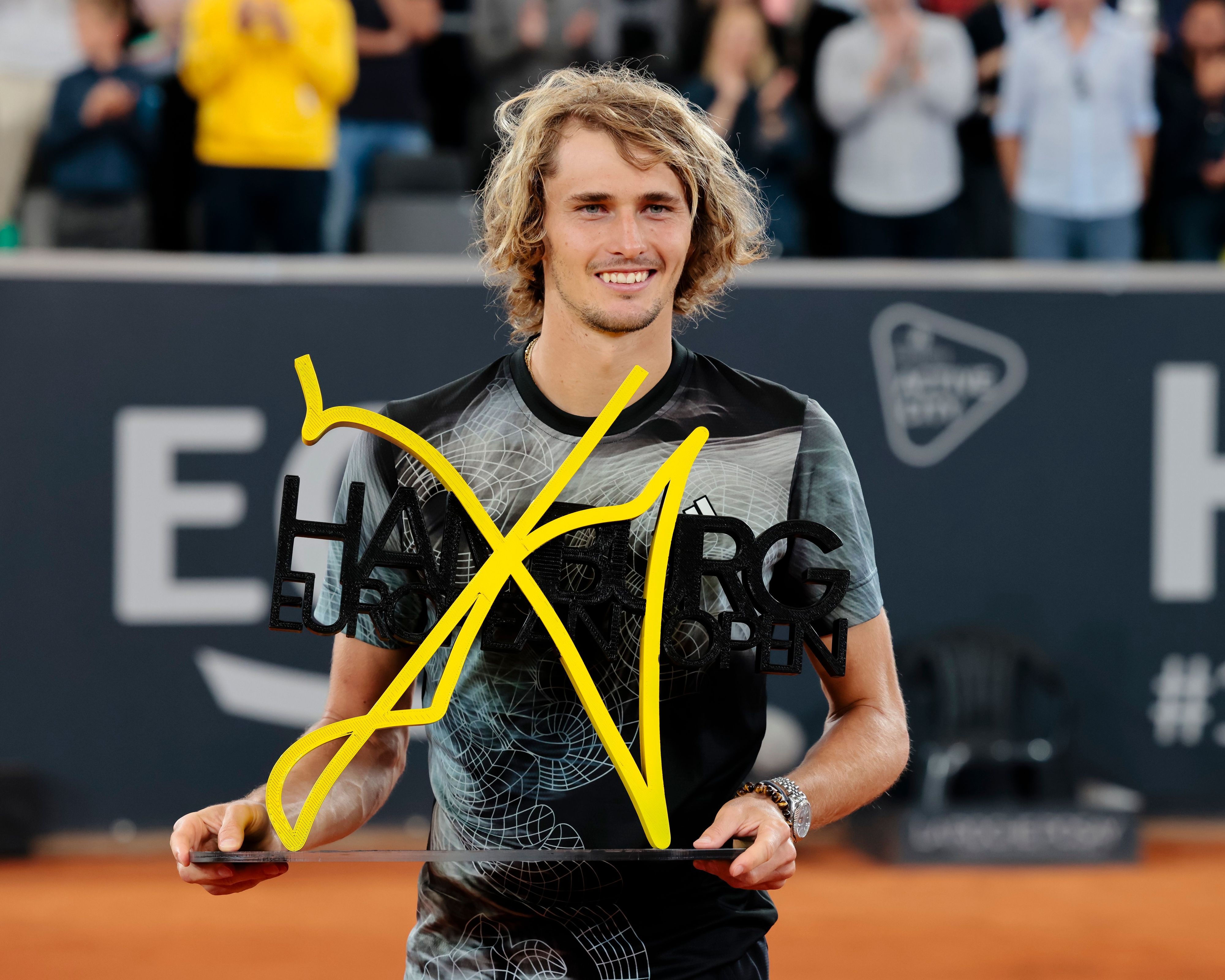 Alexander Zverev hält den Siegerpokal.