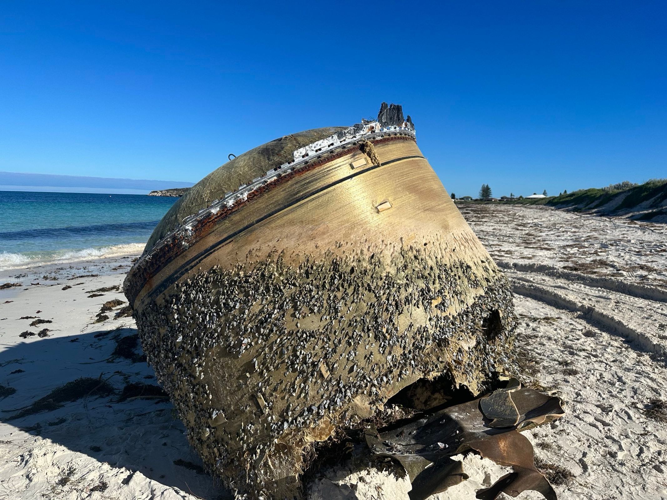 Das Bild der australischen Weltraumagentur zeigt ein zylindrisches Gerät, das am Strand von Green Head, etwa 250 Kilometer nördlich von Perth, angespült wurde.