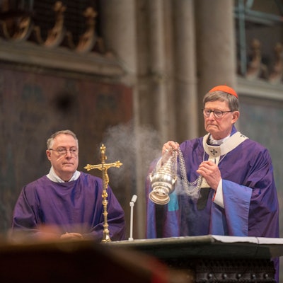 22.02.2023, Köln: Rainer Maria Kardinal Woelki schwenkt Weihrauch im Dom. Künstler begehen Aschermittwoch im Dom. Foto: Uwe Weiser