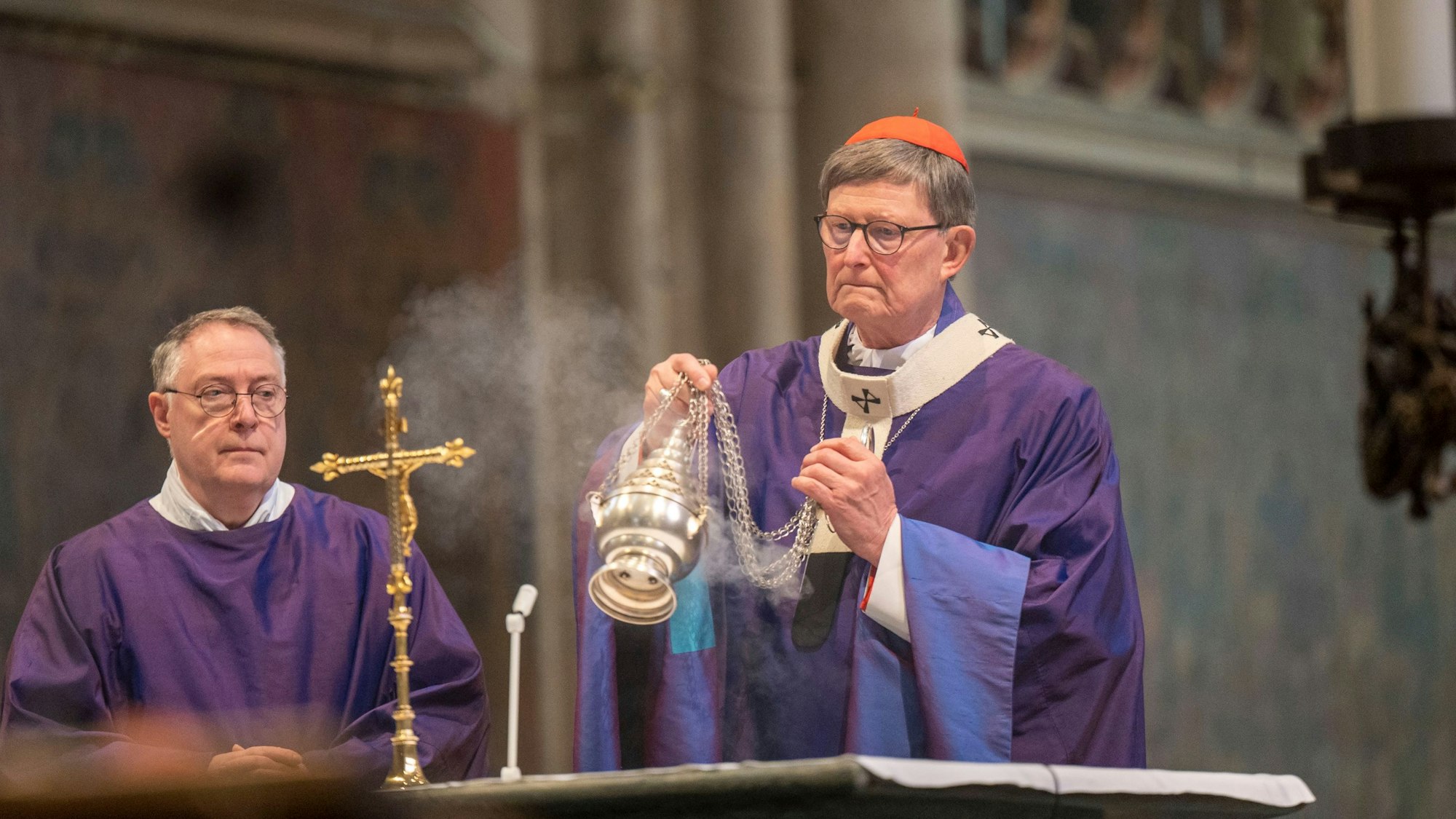 22.02.2023, Köln: Rainer Maria Kardinal Woelki schwenkt Weihrauch im Dom. Künstler begehen Aschermittwoch im Dom. Foto: Uwe Weiser