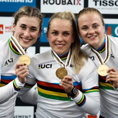 20.10.2021, Frankreich, Roubaix: Radsport/Bahn: Weltmeisterschaft, Teamsprint, Frauen: Pauline Sophie Grabosch aus Deutschland (l.), Lea Sophie Friedrich (r.) und Emma Hinze aus Deutschland zeigen ihre Goldmedaillen nach dem Sieg. Bei der WM in Glasgow wollen sie ihren Titel erfolgreich verteidigen.