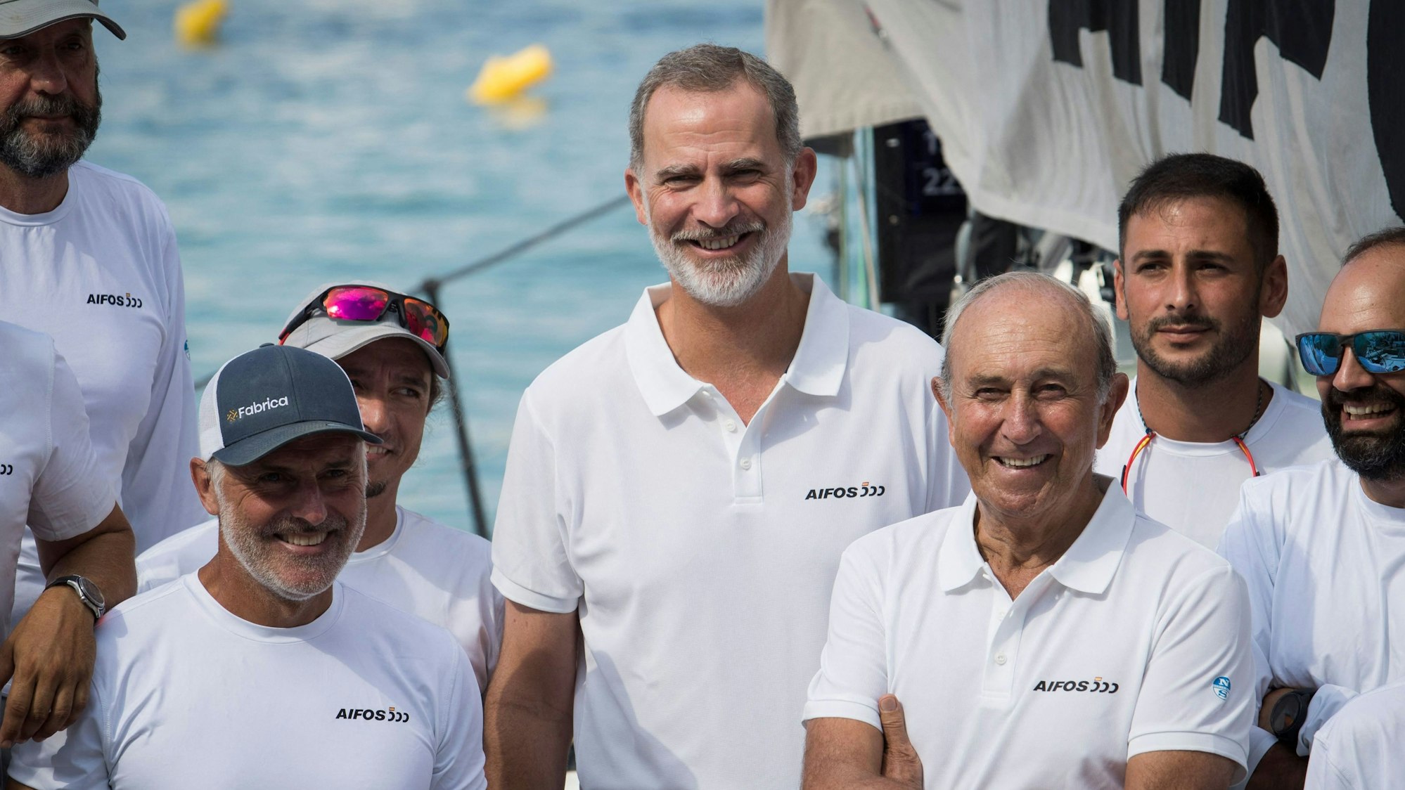 Spaniens König Felipe VI posiert für ein Gruppenfoto mit der Crew des Segelboots Aifos.