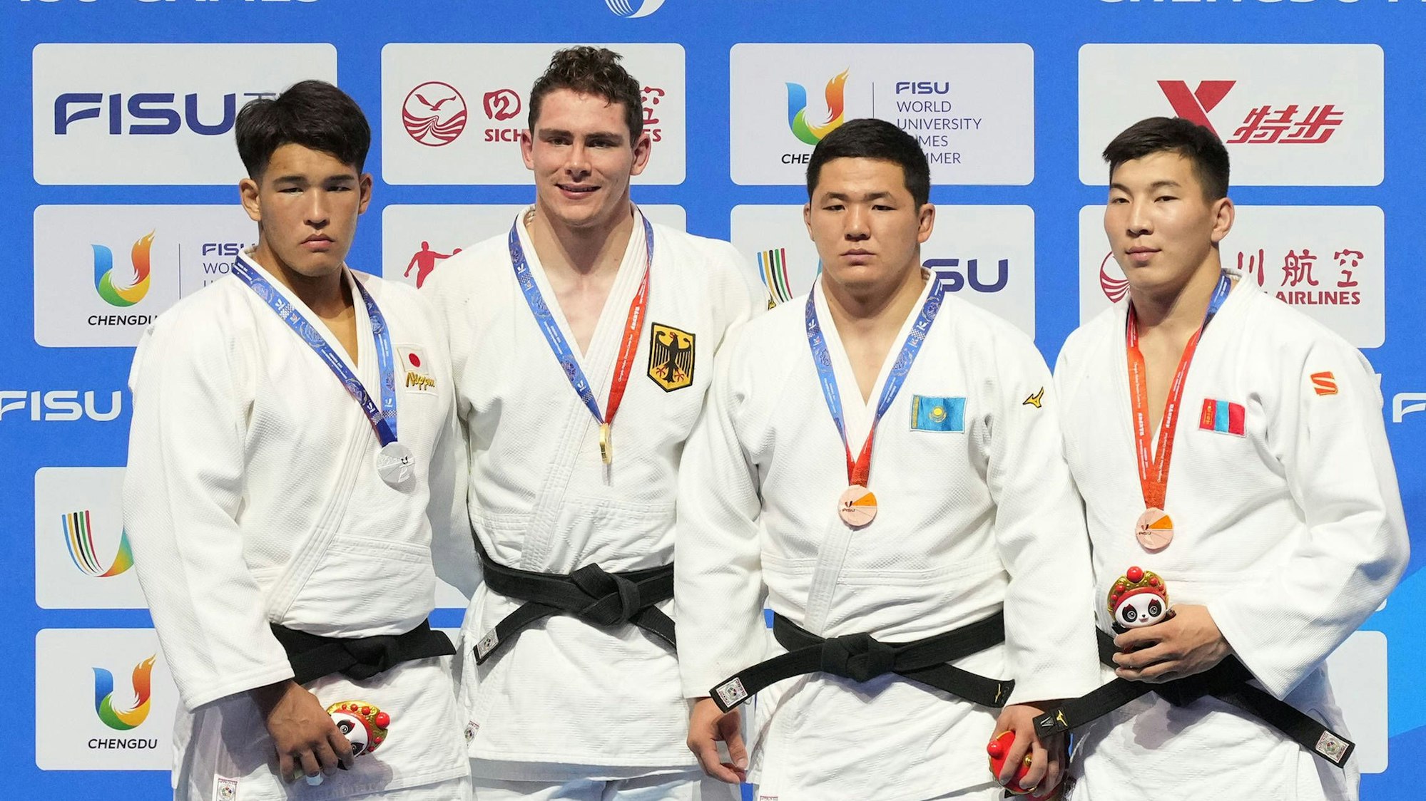 31. Juli 2023, Chengdu, Sichuan, China: Die Finalisten im Judo der Gewichtsklasse bis 100 Kilogramm – Kaito Green (Japan, Silber), Falk Petersilka (Gold) und Bekarys Saduakas (Kasachstan, Bronze) sowie Gonchigsuren Batkhuyag (Mongolei, ebenfalls Bronze).