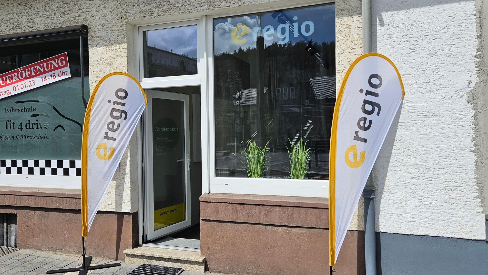 Zu sehen ist der Eingang des neuen Kundencenters an der Bahnhofstraße.