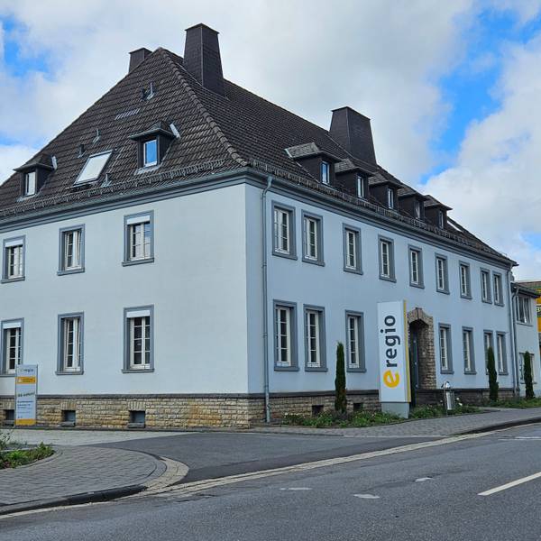 Auf dem Foto ist das Hauptgebäude der Liegenschaft in Kall zu sehen.