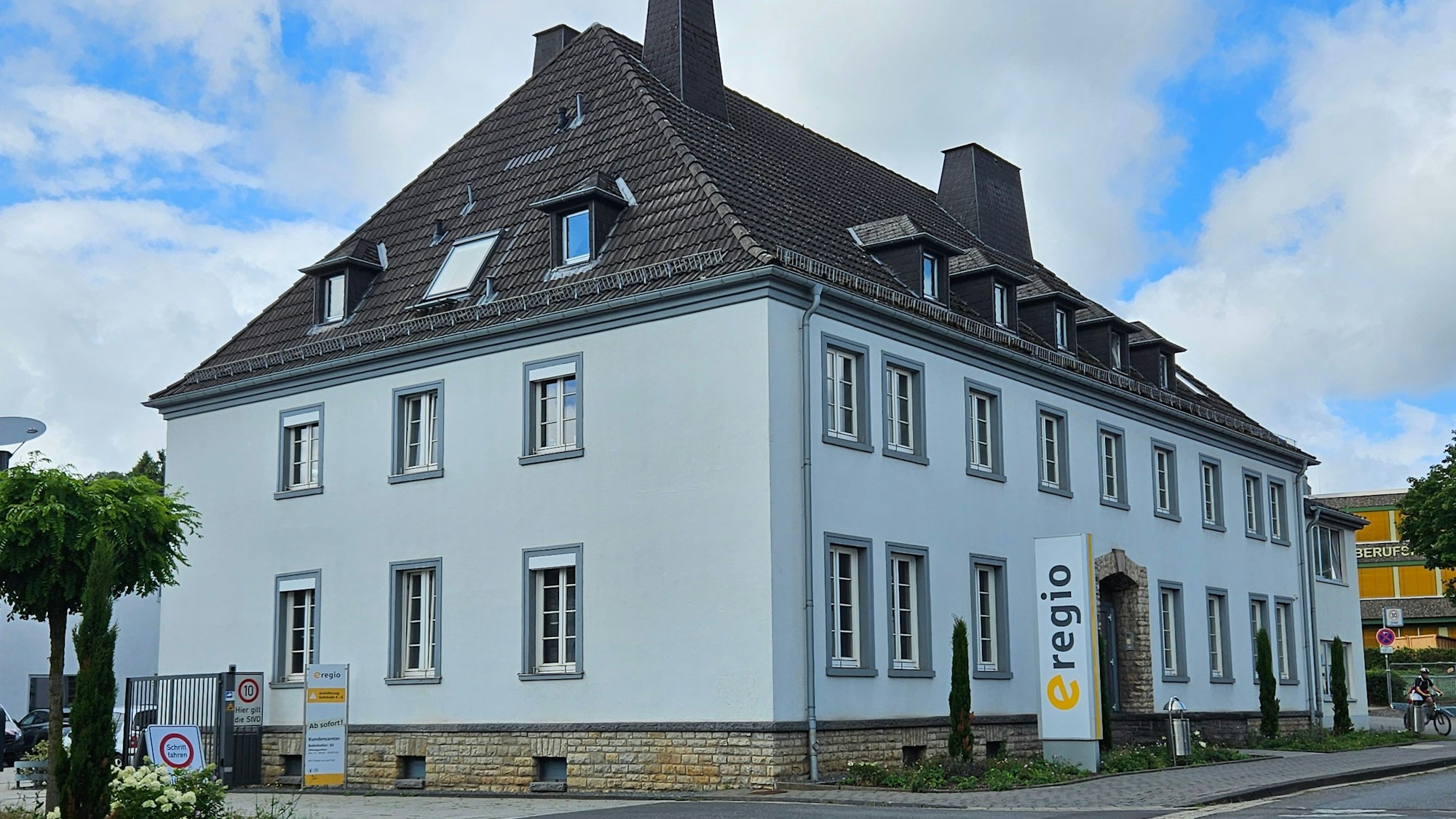 Abgebildet ist das alte e-regio-Hauptgebäude des Standorts in der Hindenburgstraße.