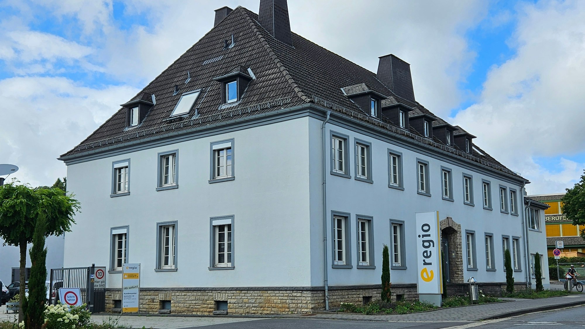 Auf dem Foto ist das Hauptgebäude der Liegenschaft in Kall zu sehen.