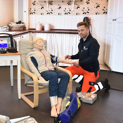 Der angehende Notfallsanitäter Philipp Hagedorn an einer Übungspuppe.