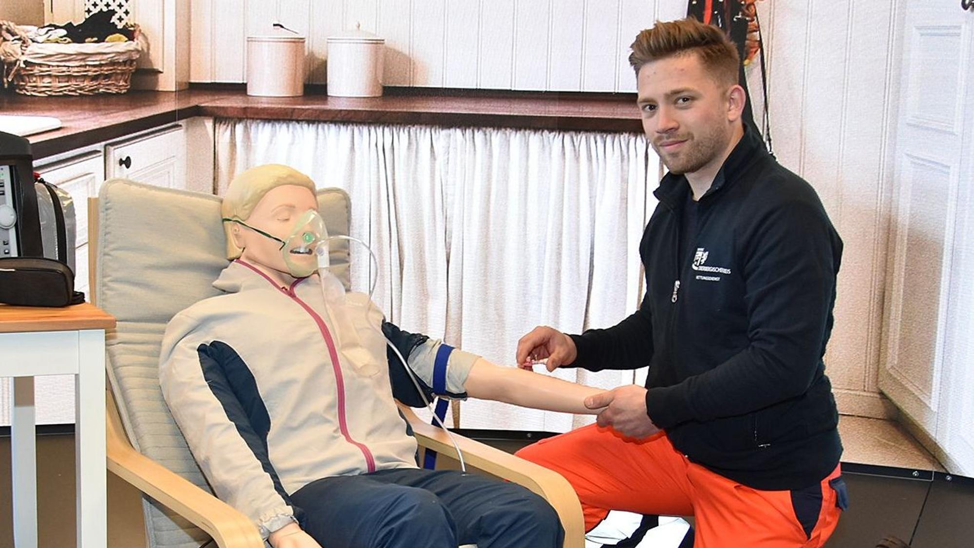 Der angehende Notfallsanitäter Philipp Hagedorn an einer Übungspuppe.