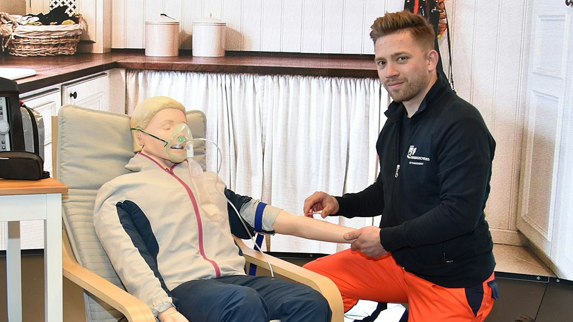 Der angehende Notfallsanitäter Philipp Hagedorn an einer Übungspuppe.