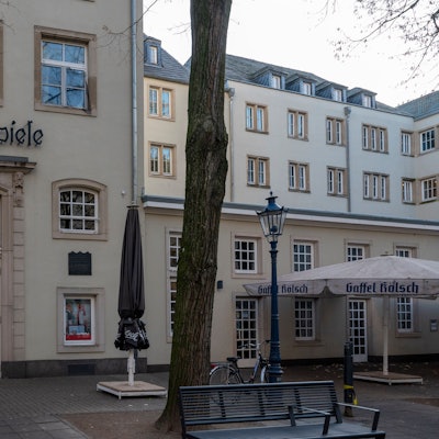 Das Gebäude des Hänneschen-Theater am Eisenmarkt mit dem Schriftzug „Puppenspiele“ über dem Eingang.