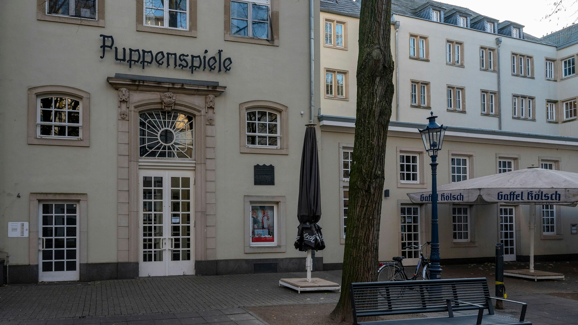 Das Gebäude des Hänneschen-Theater am Eisenmarkt mit dem Schriftzug „Puppenspiele“ über dem Eingang.