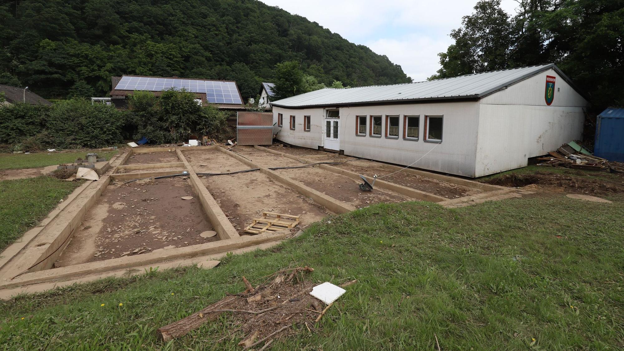 Das Bild zeigt ein Haus, das bei der Flutkatastrophe 2021 von seinem Fundament gehoben und einige Meter fortgespült wurde.
