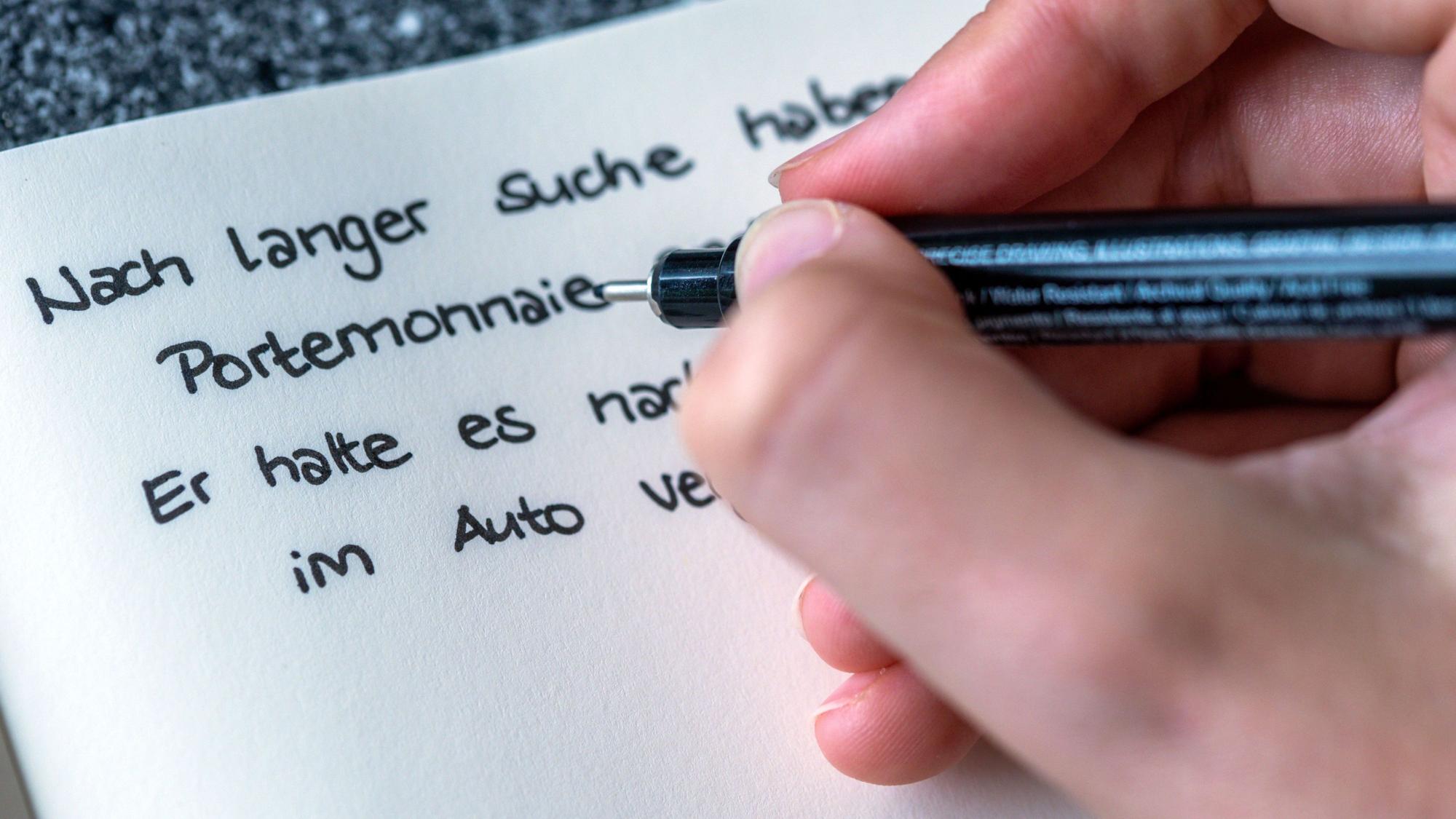 Das Wort ·Portemonnaie· ist in einem handschriftlichen Text zu sehen. Vor 25 Jahren trat die deutsche Rechtschreibreform in Kraft.