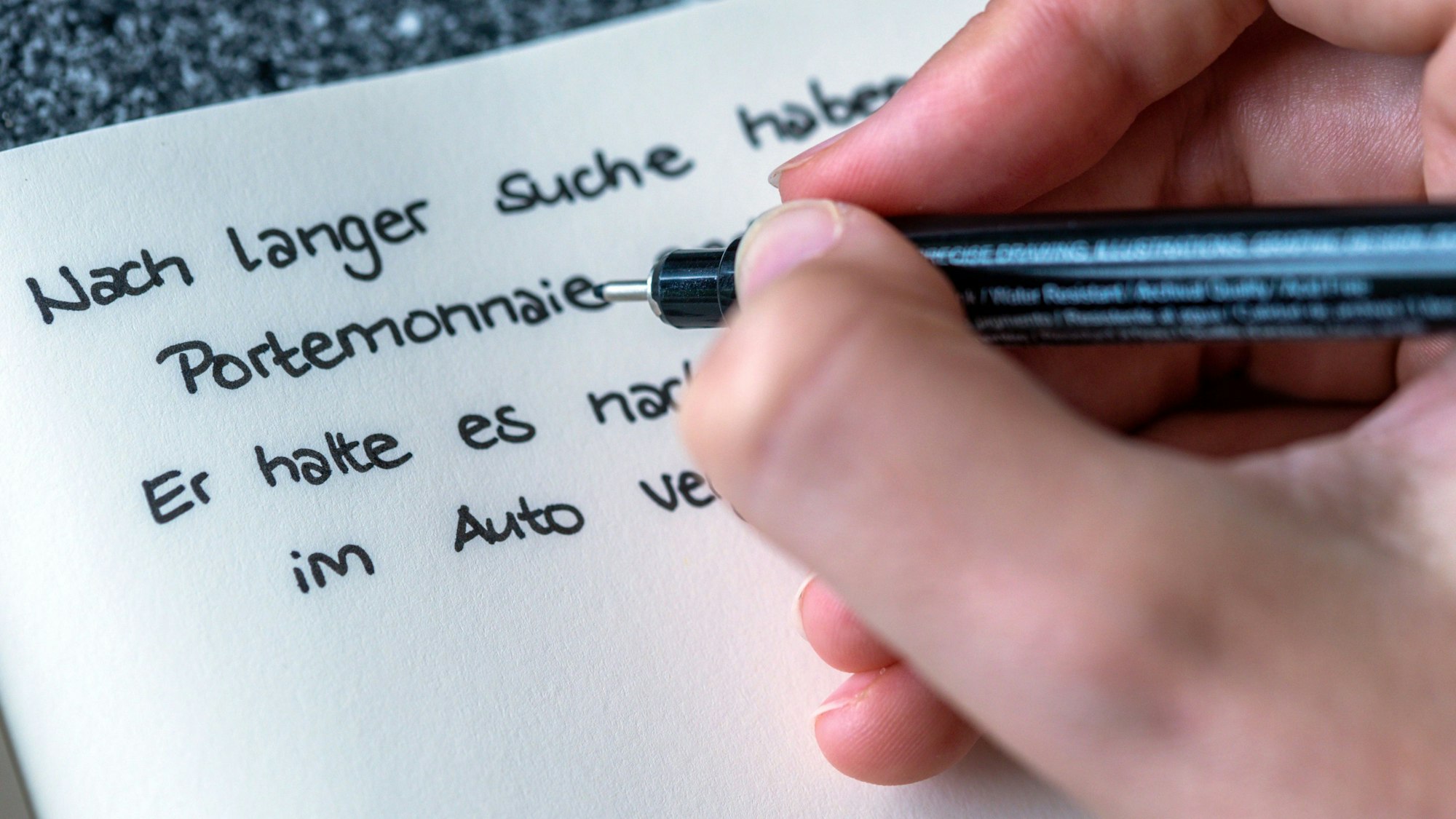 Das Wort ·Portemonnaie· ist in einem handschriftlichen Text zu sehen. Vor 25 Jahren trat die deutsche Rechtschreibreform in Kraft.