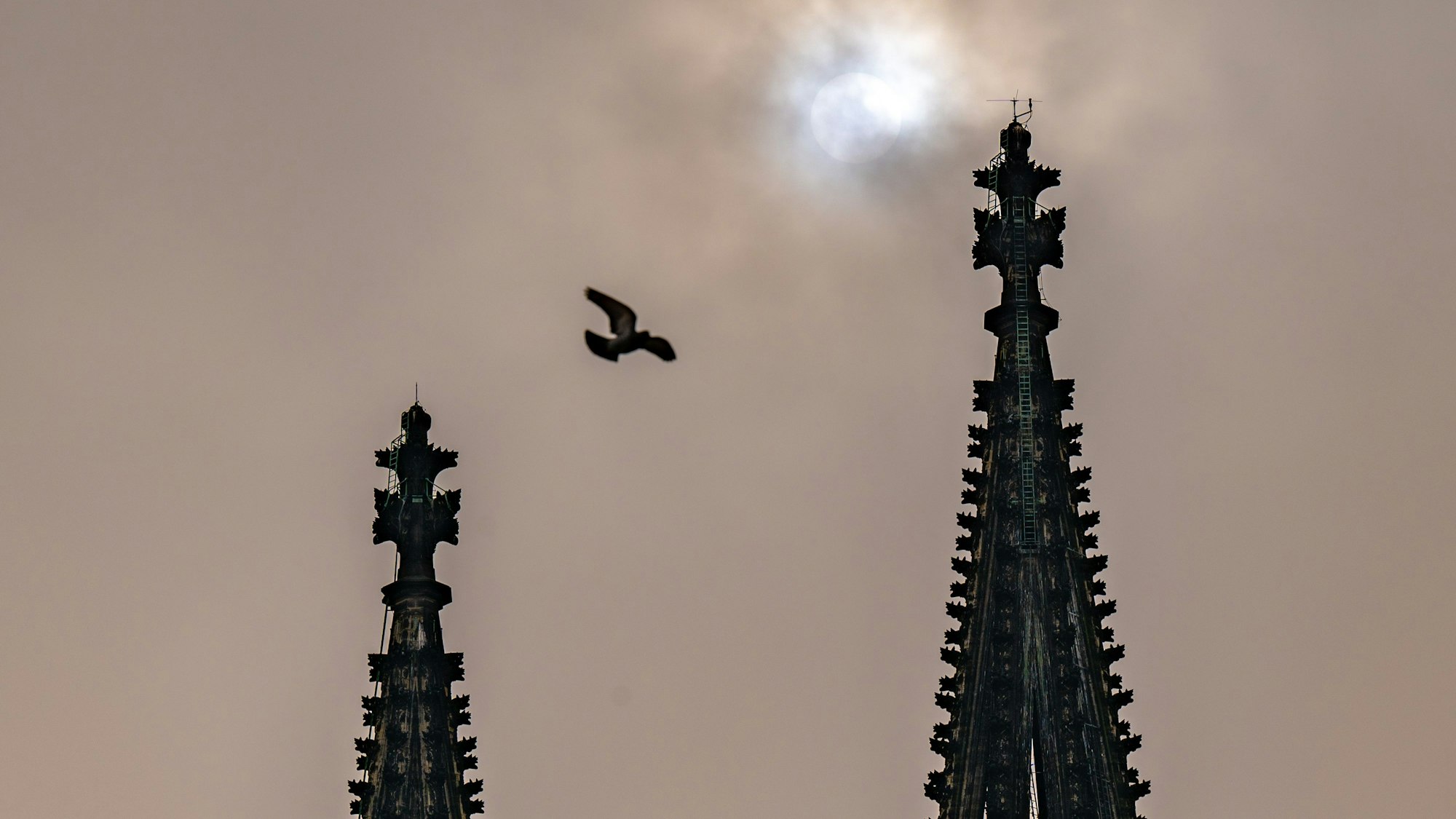 Über dem Dom wird die Sonne von Dunst verhüllt